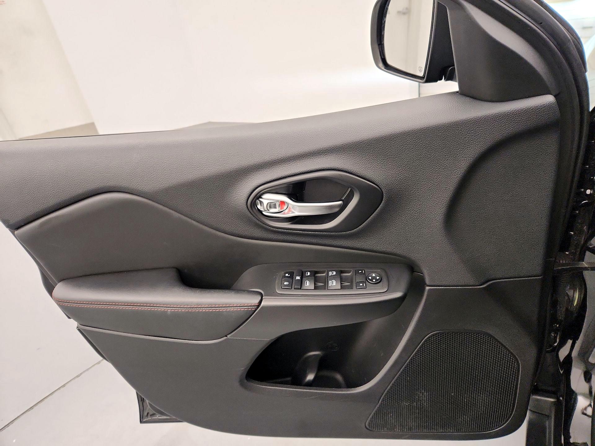 Thumbnail: 2022 Jeep Cherokee - 12