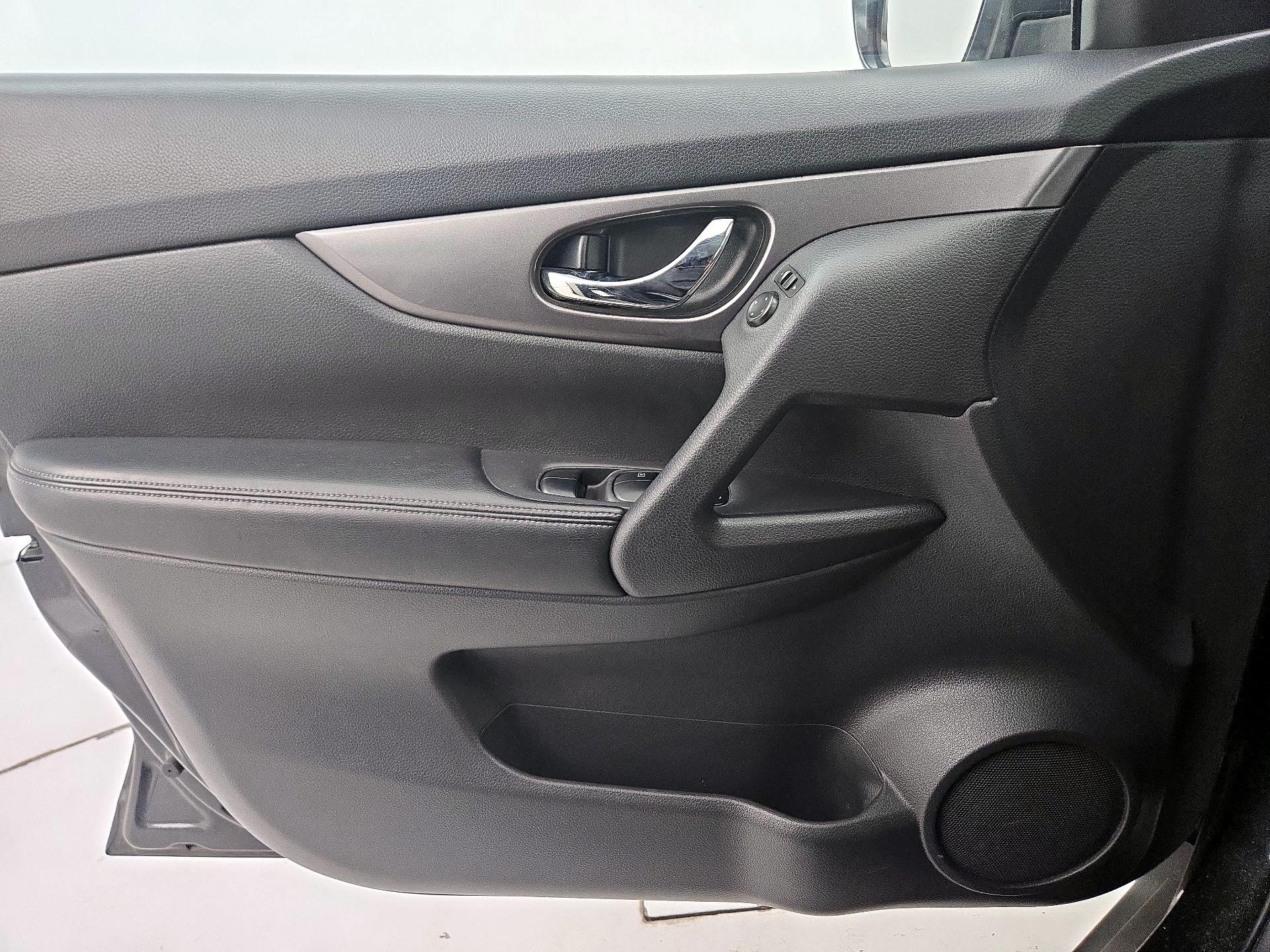 Thumbnail: 2016 Nissan Rogue - 12