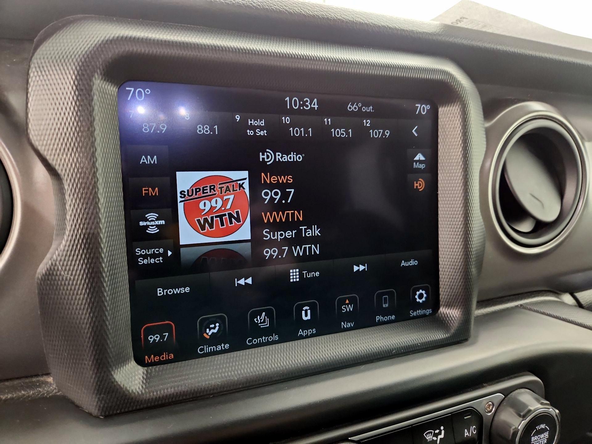 Thumbnail: 2021 Jeep Gladiator - 16