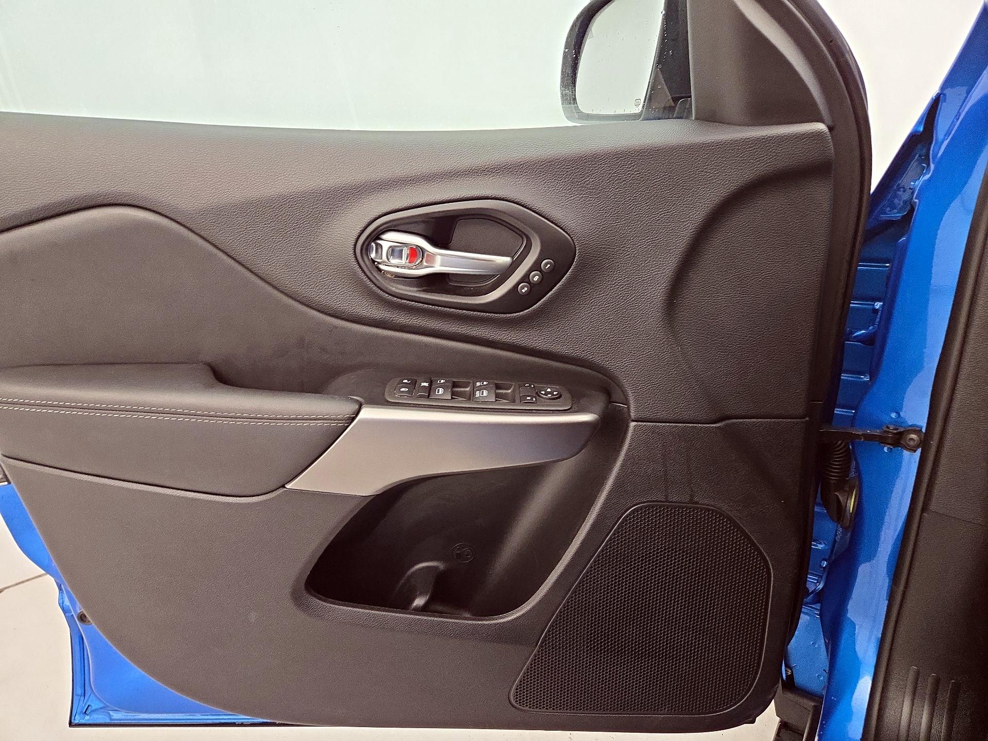 Thumbnail: 2022 Jeep Cherokee - 12