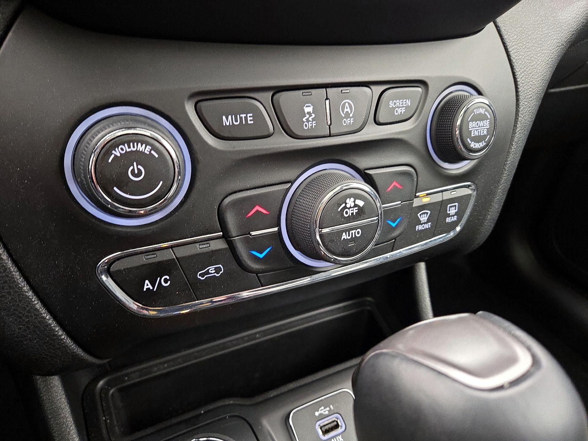 Thumbnail: 2022 Jeep Cherokee - 16