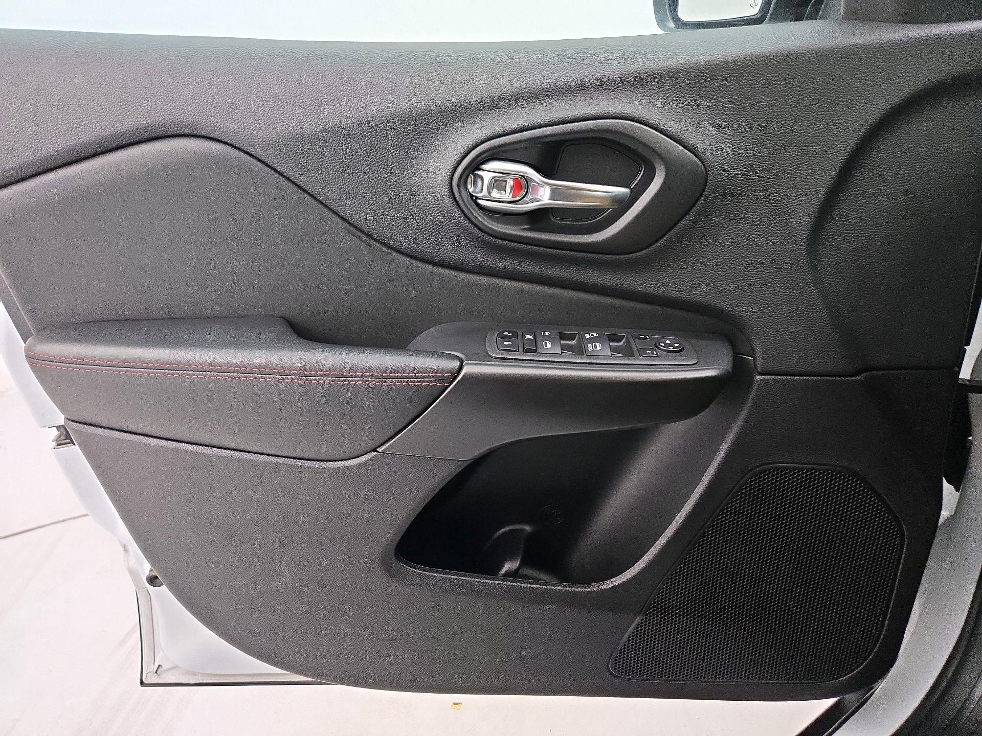 Thumbnail: 2022 Jeep Cherokee - 12