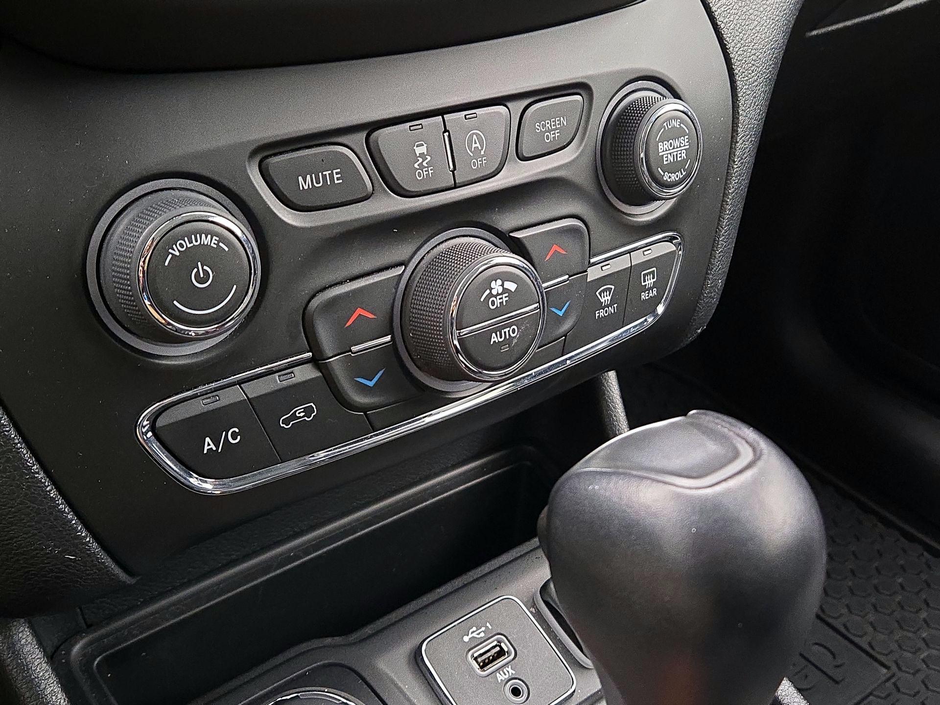 Thumbnail: 2022 Jeep Cherokee - 16