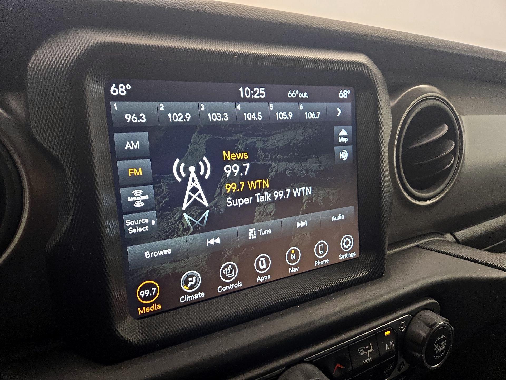 Thumbnail: 2021 Jeep Gladiator - 16