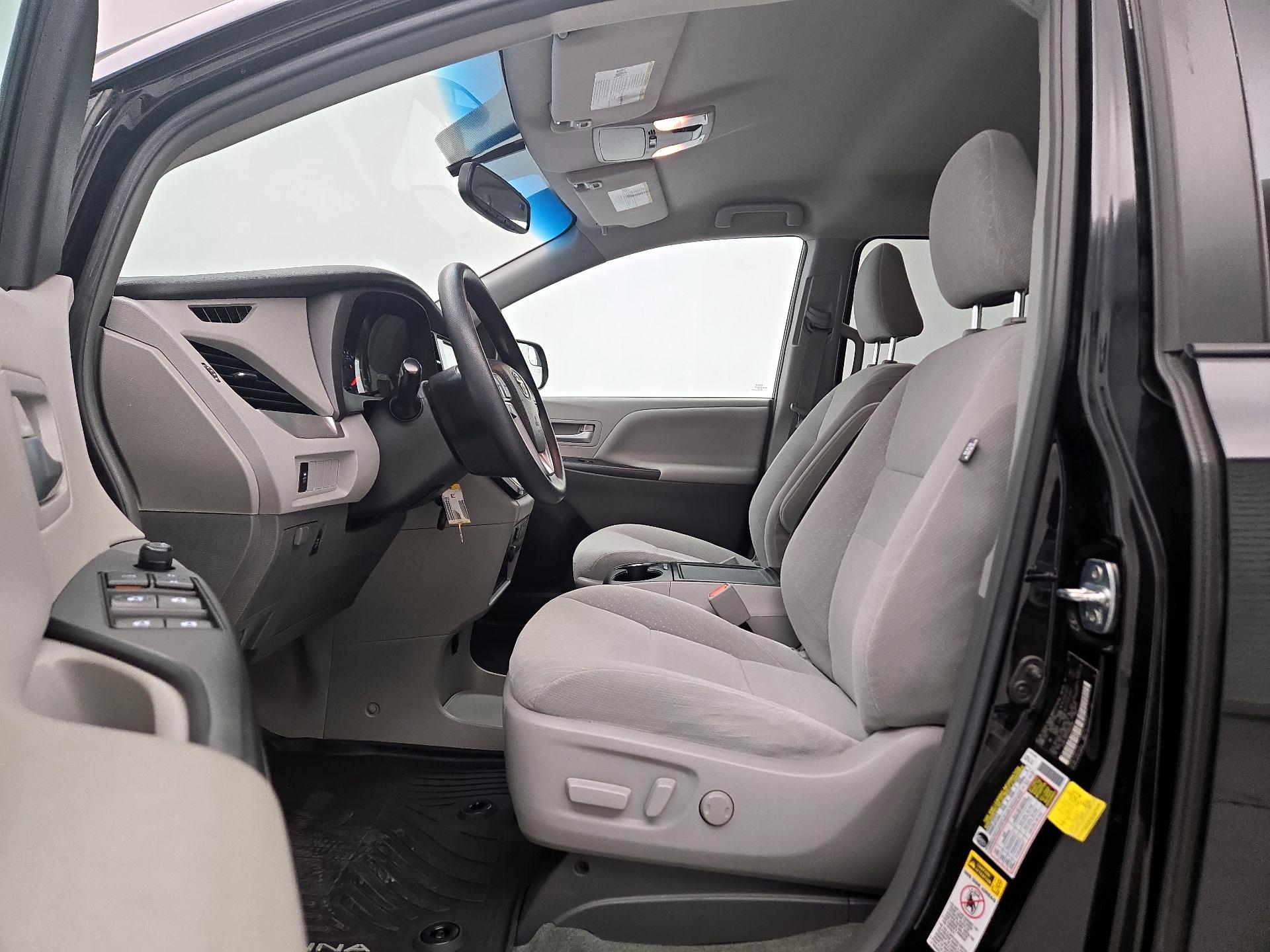 Thumbnail: 2017 Toyota Sienna - 11