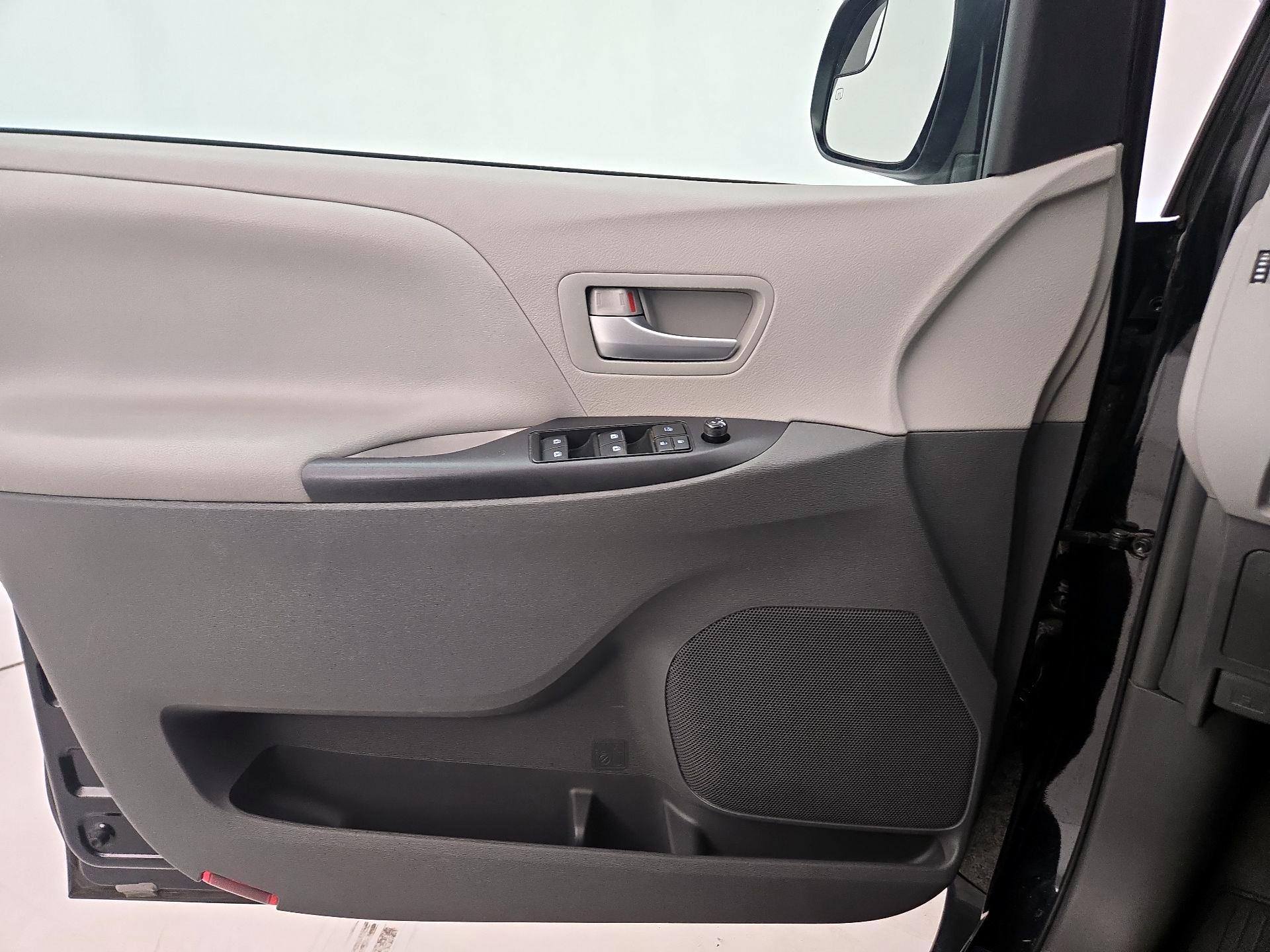 Thumbnail: 2017 Toyota Sienna - 12