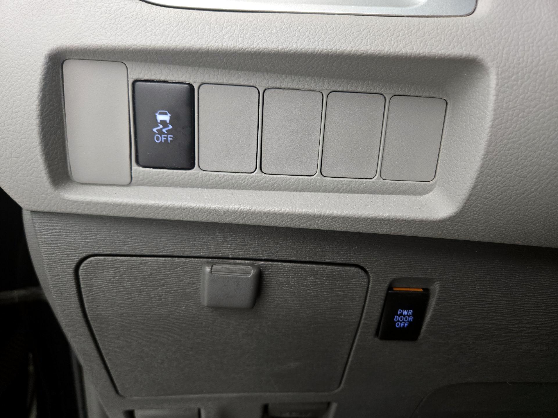 Thumbnail: 2017 Toyota Sienna - 13