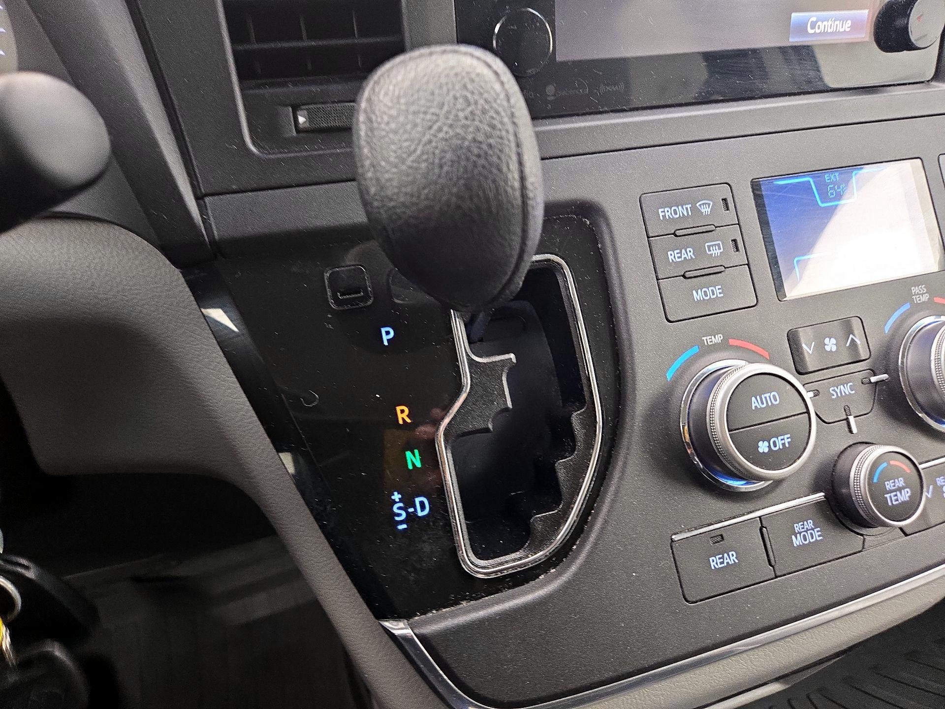 Thumbnail: 2017 Toyota Sienna - 17