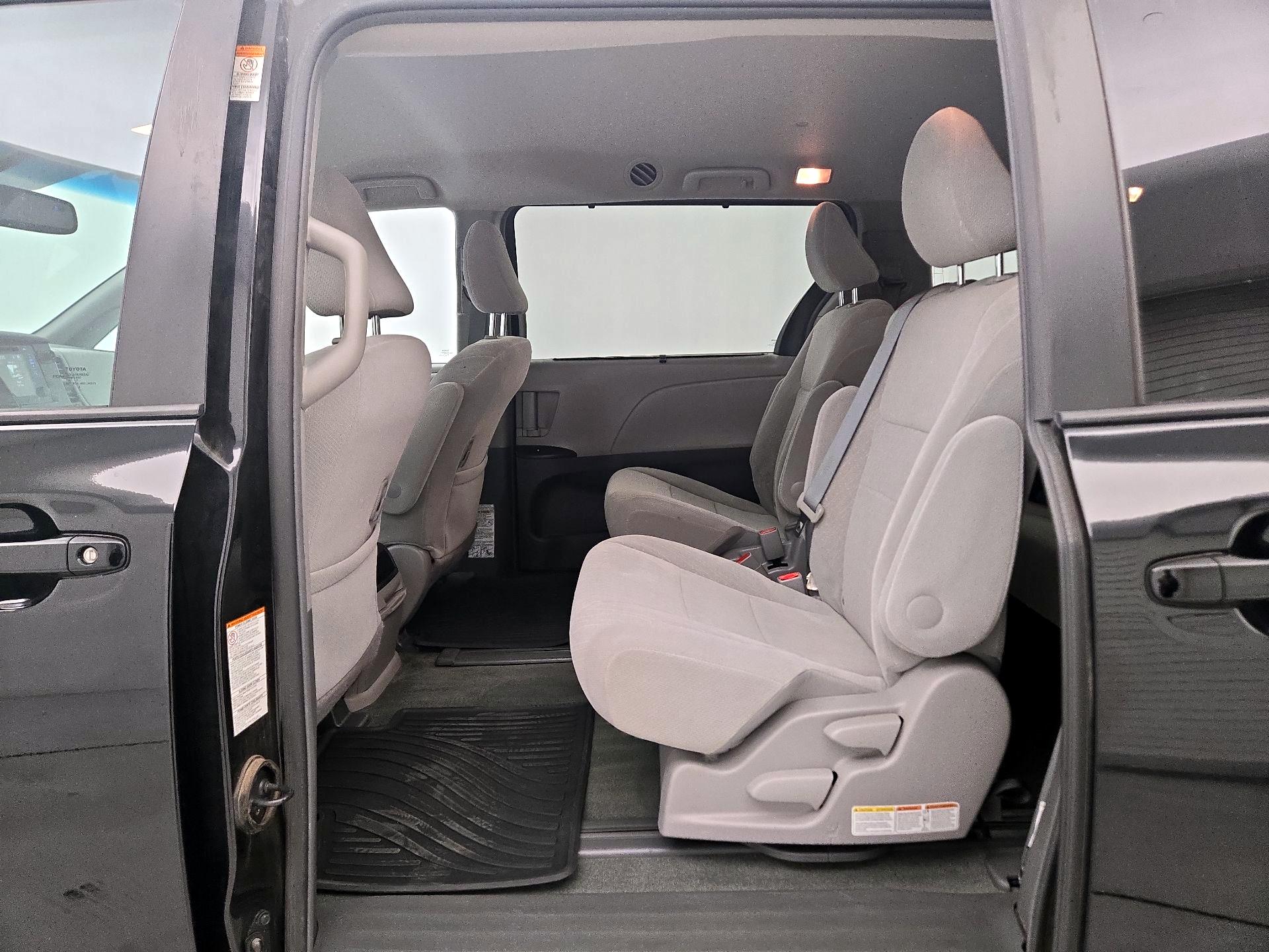 Thumbnail: 2017 Toyota Sienna - 19