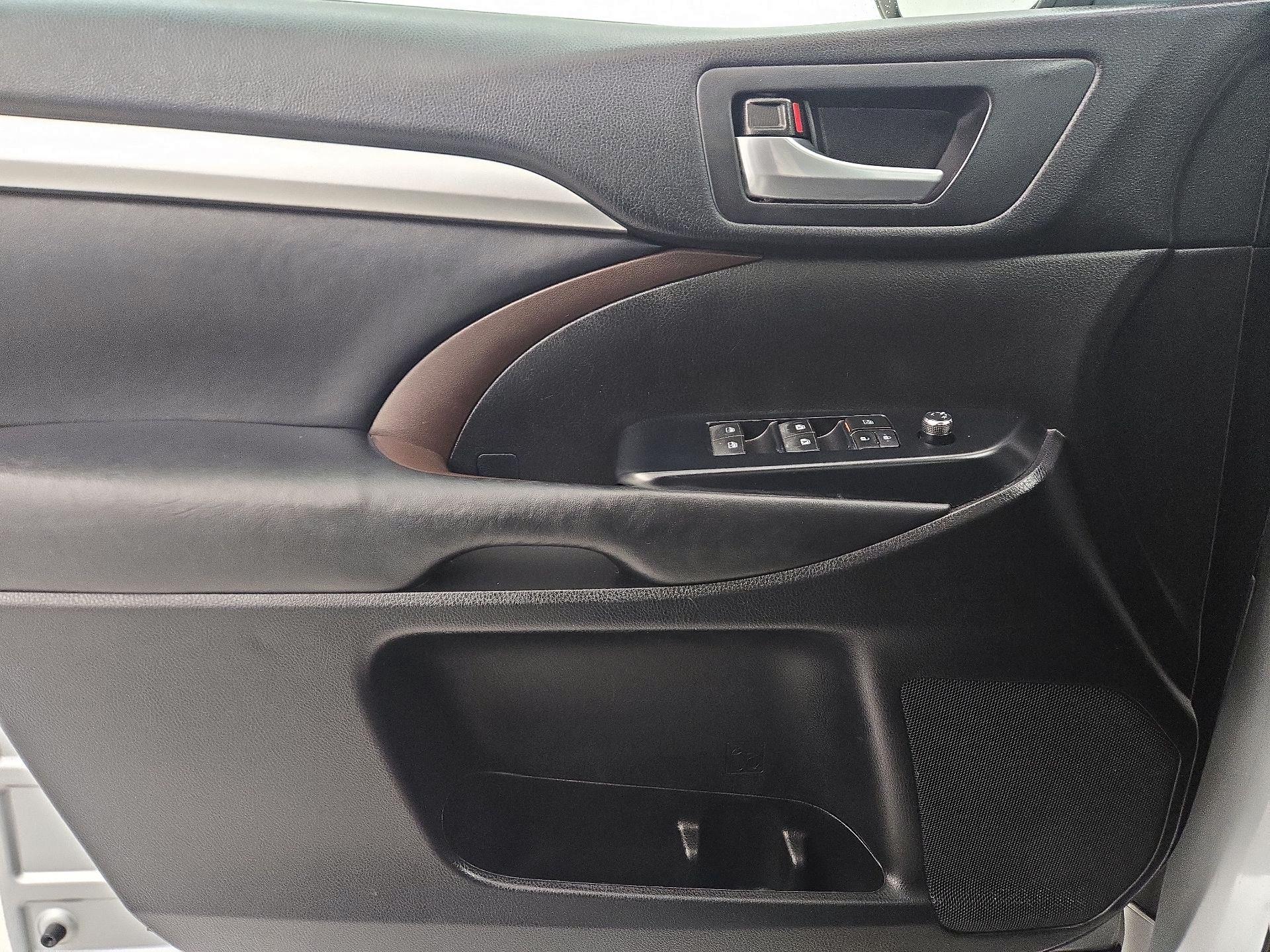 Thumbnail: 2017 Toyota Highlander - 12