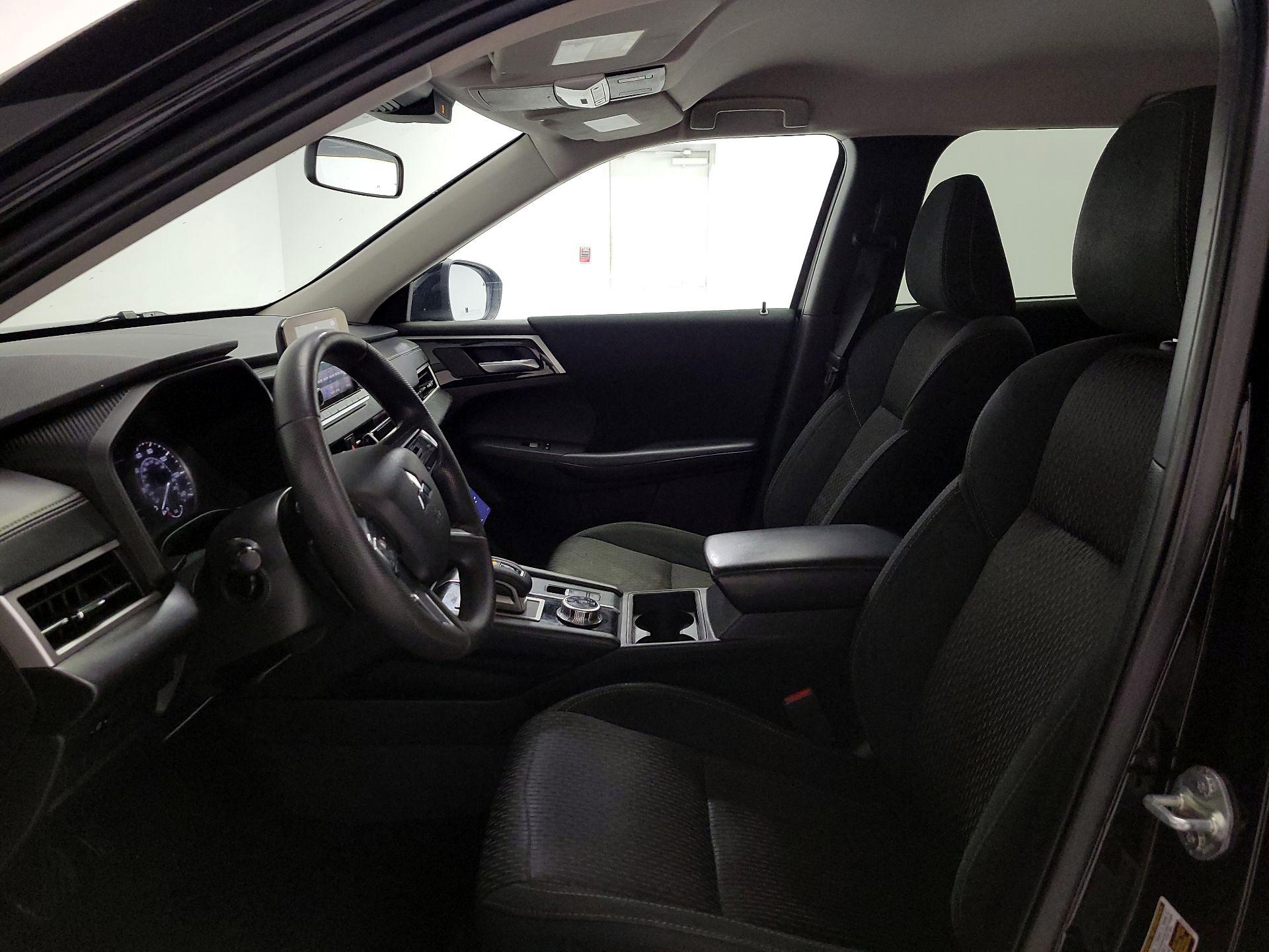 Thumbnail: 2023 Mitsubishi Outlander - 11