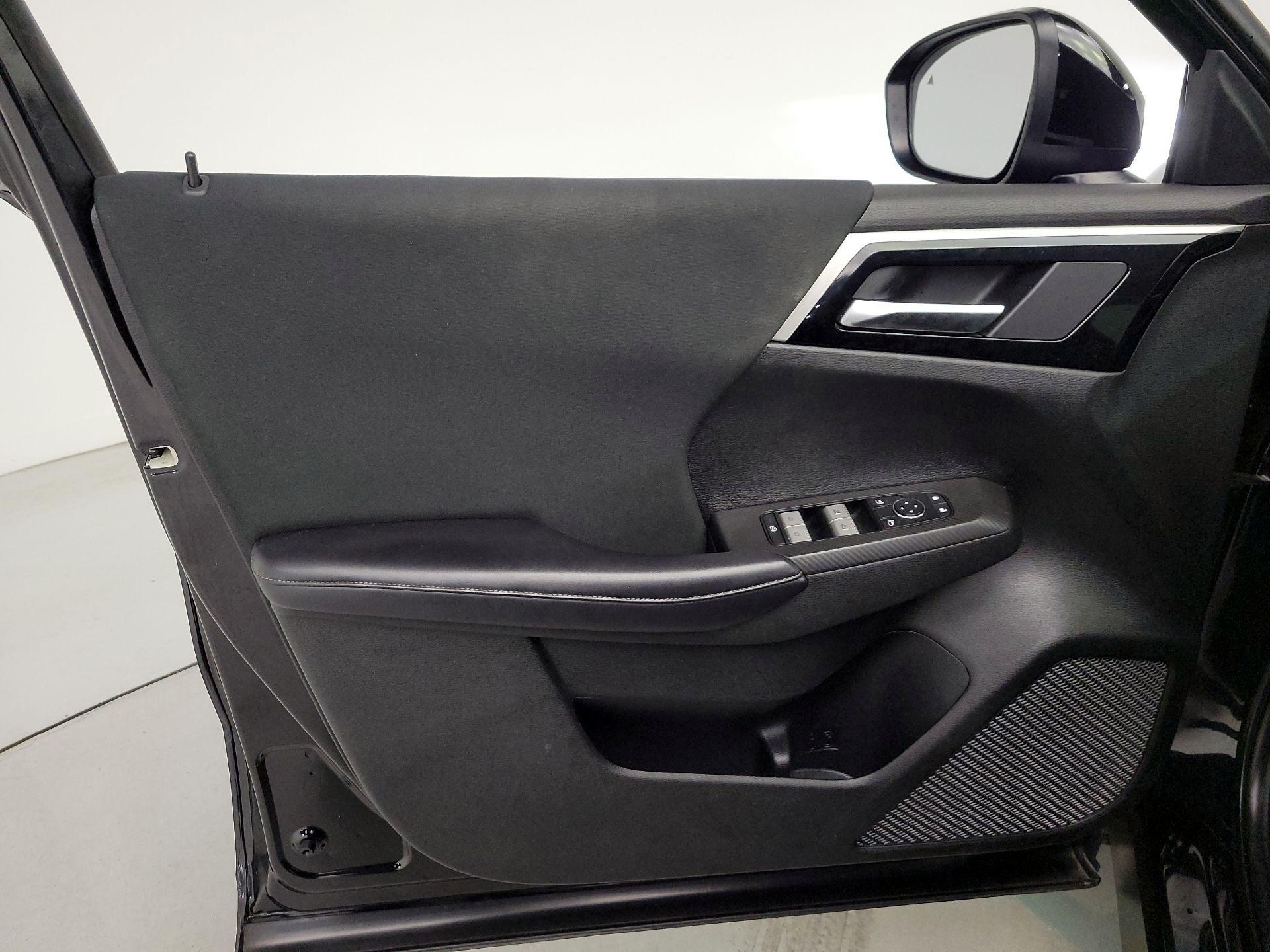 Thumbnail: 2023 Mitsubishi Outlander - 12