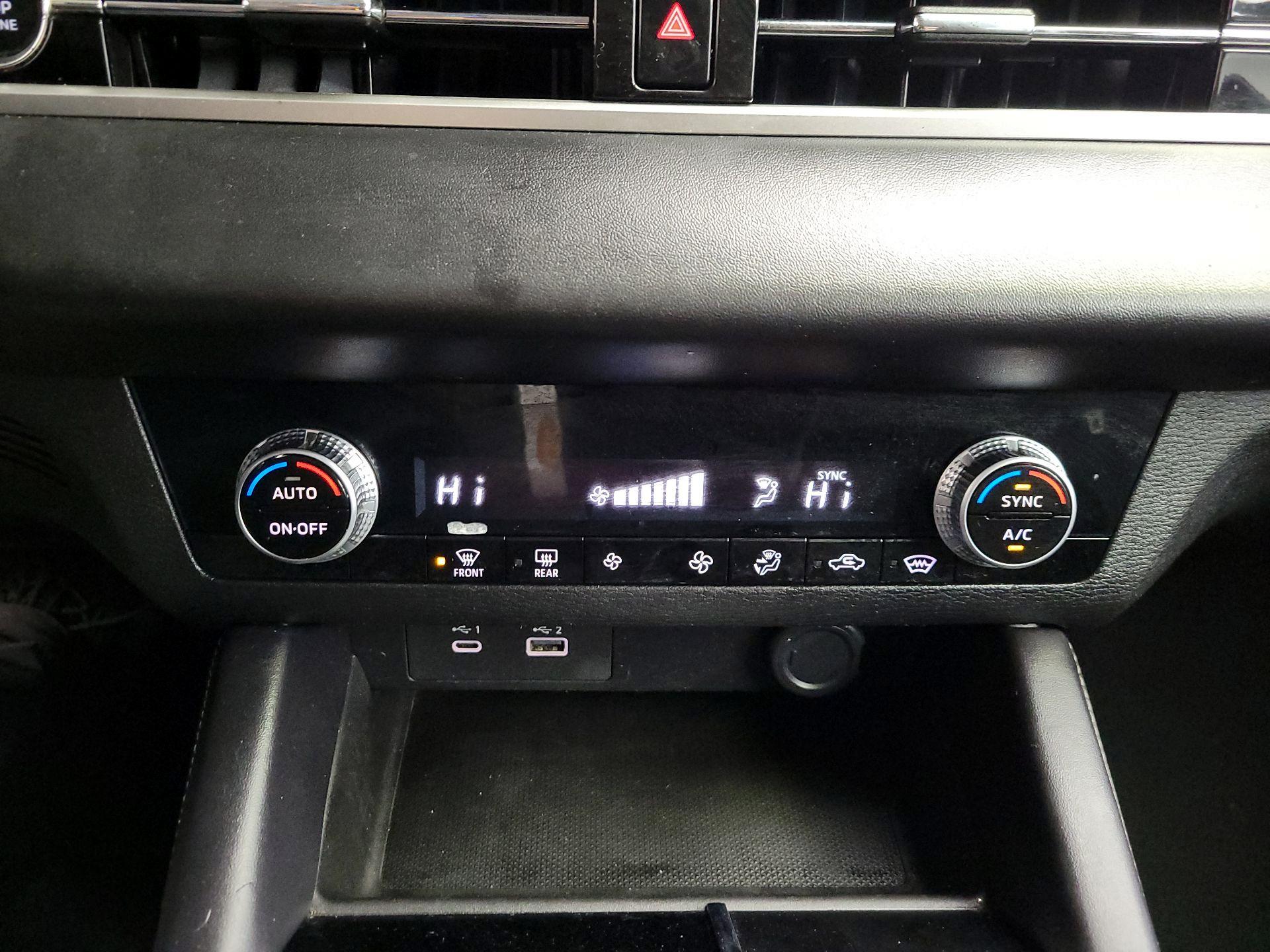 Thumbnail: 2023 Mitsubishi Outlander - 16