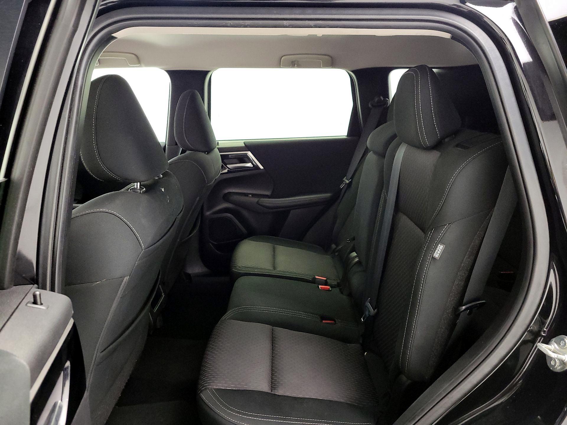 Thumbnail: 2023 Mitsubishi Outlander - 19