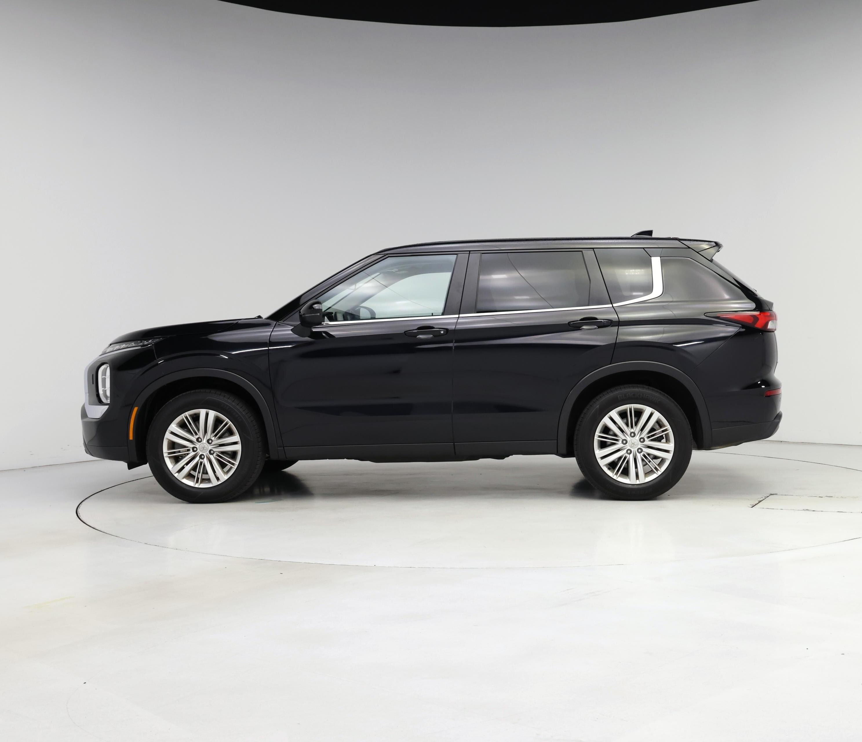 Thumbnail: 2023 Mitsubishi Outlander - 3