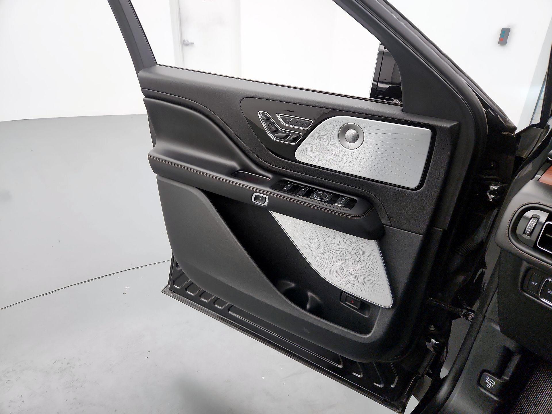 Thumbnail: 2022 Lincoln Aviator - 12