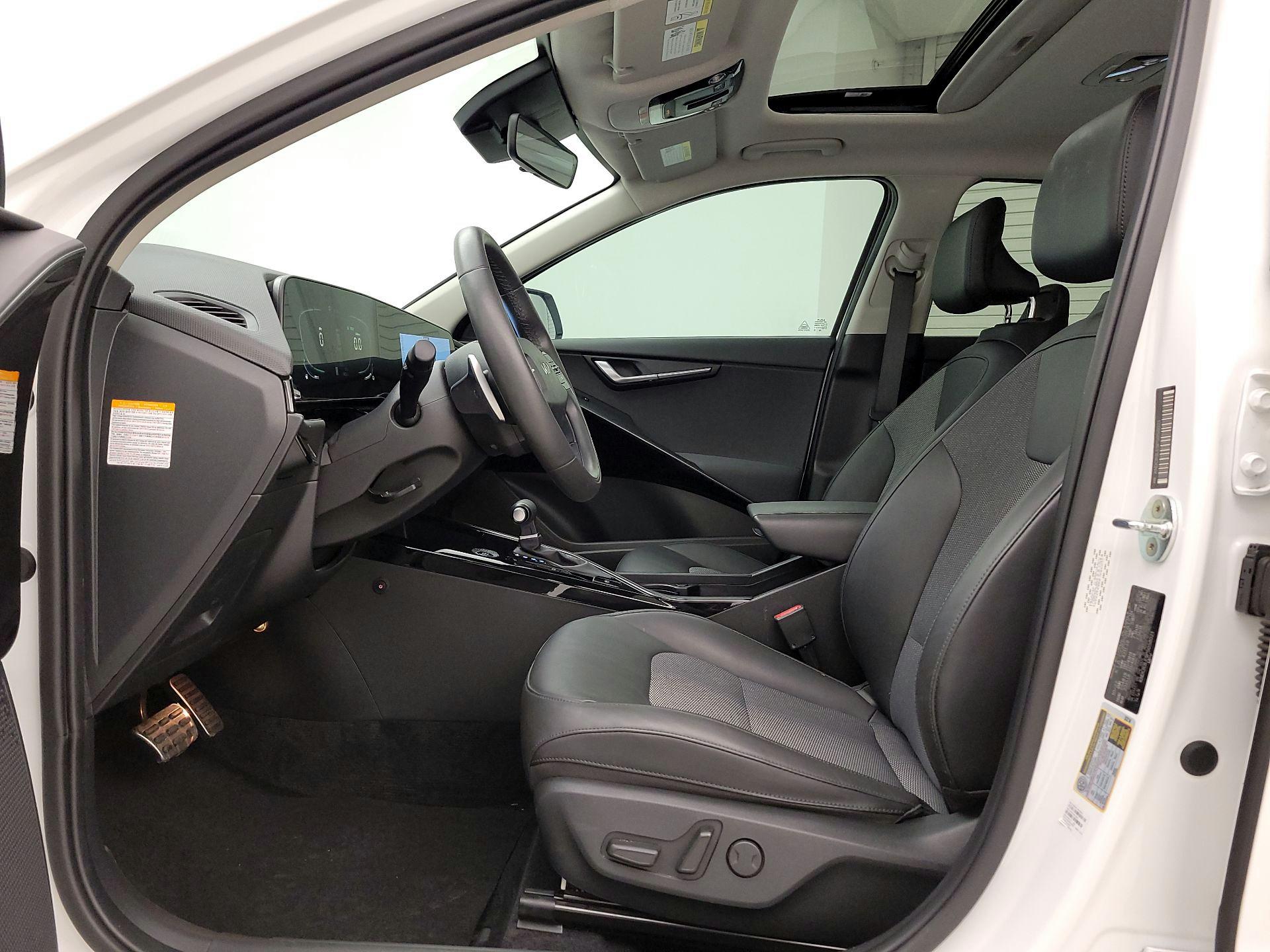 Thumbnail: 2023 Kia Niro - 11