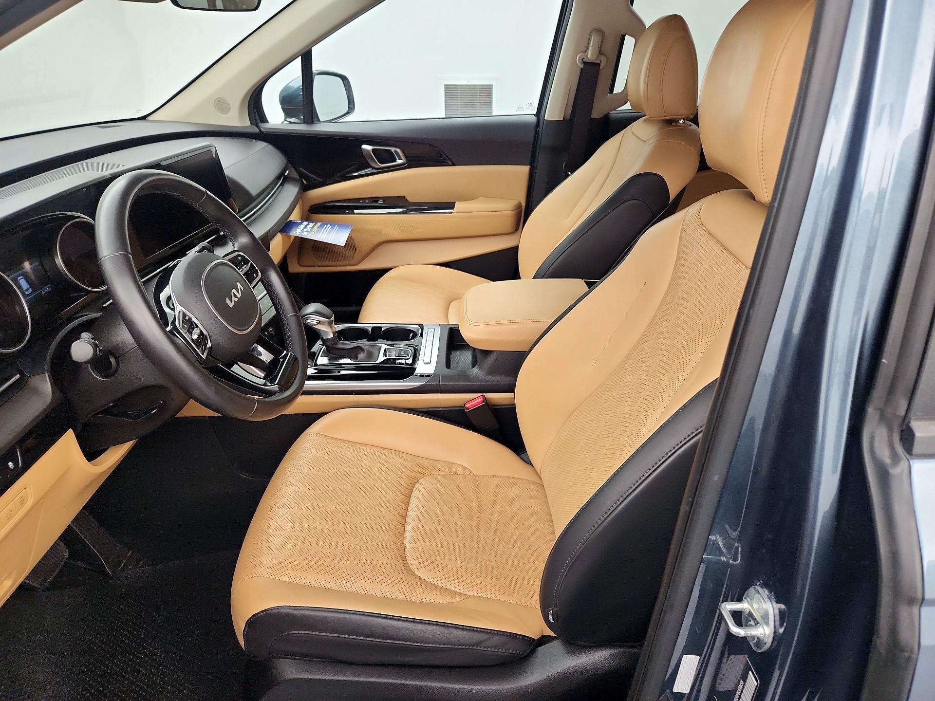 Thumbnail: 2023 Kia Carnival - 11