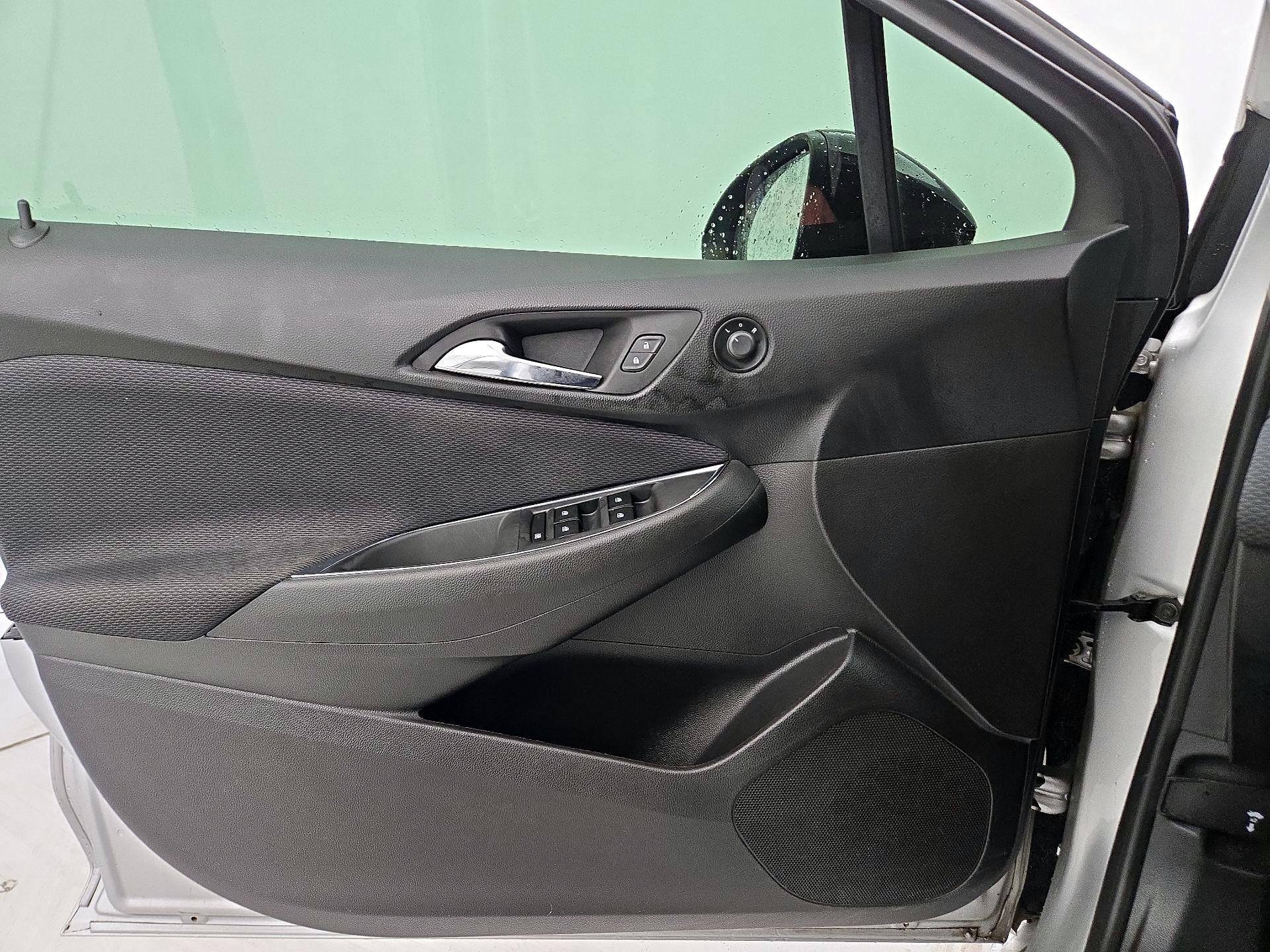 Thumbnail: 2018 Chevrolet Cruze - 12