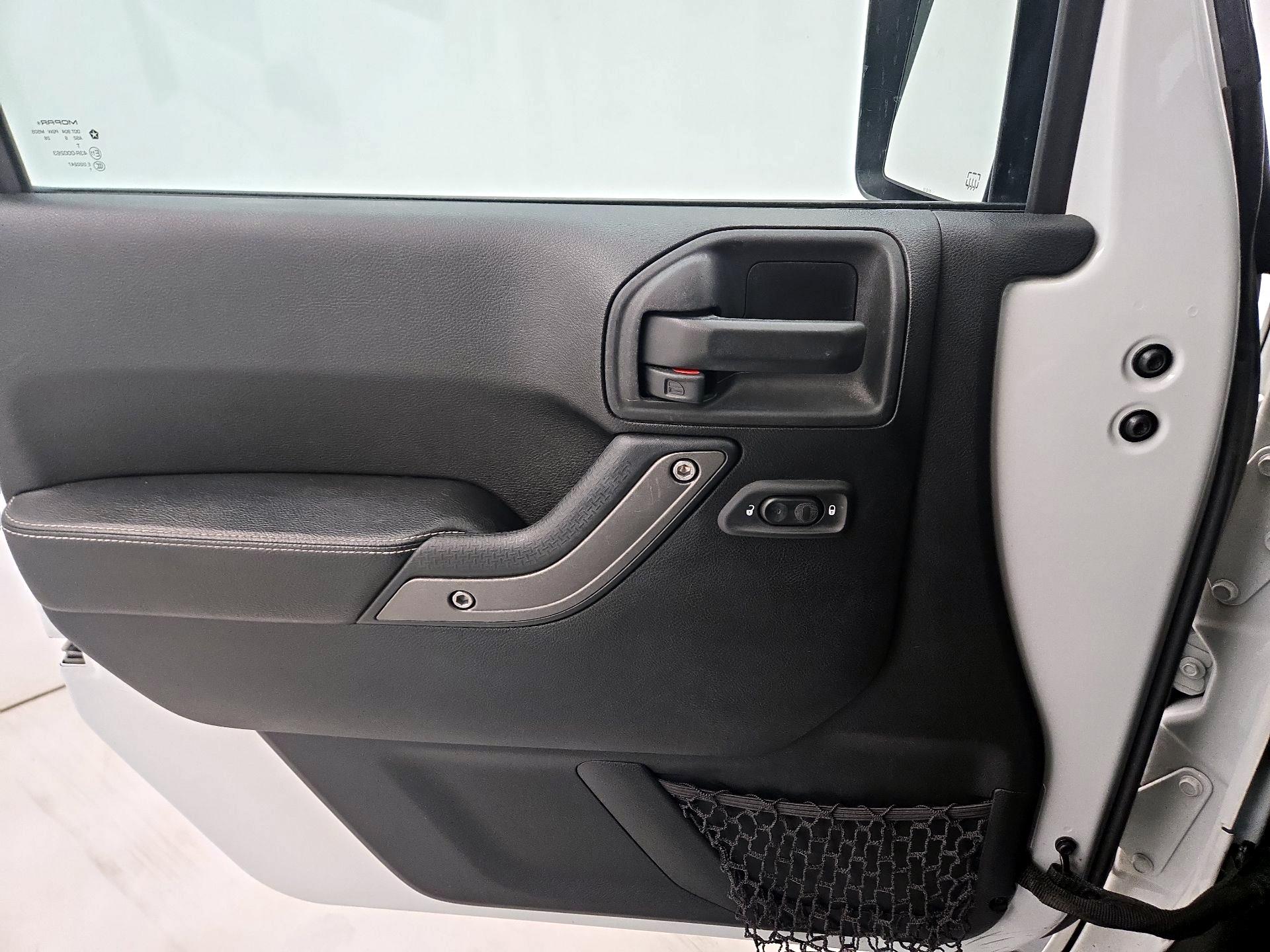 Thumbnail: 2016 Jeep Wrangler - 12