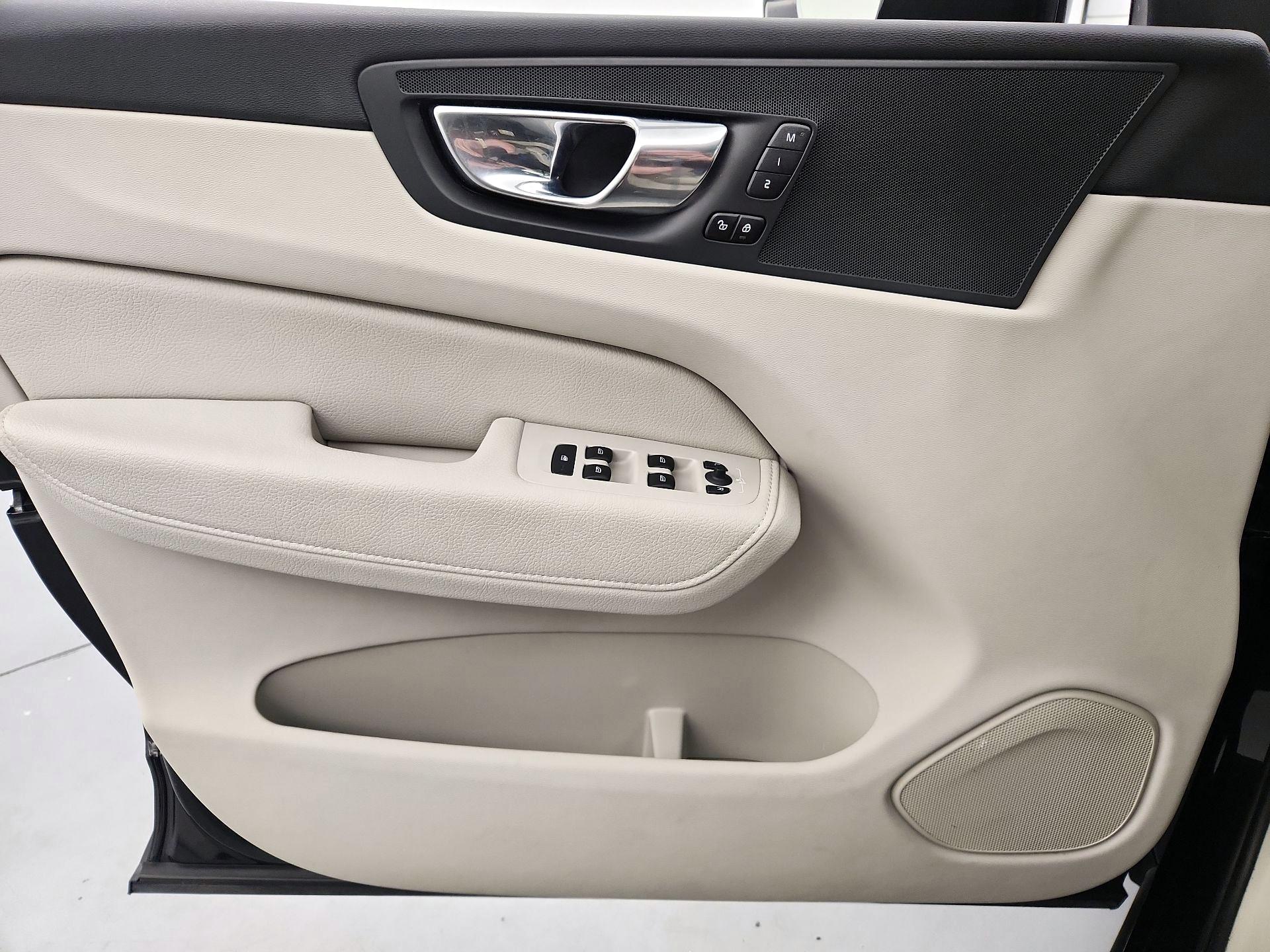 Thumbnail: 2022 Volvo XC60 - 12