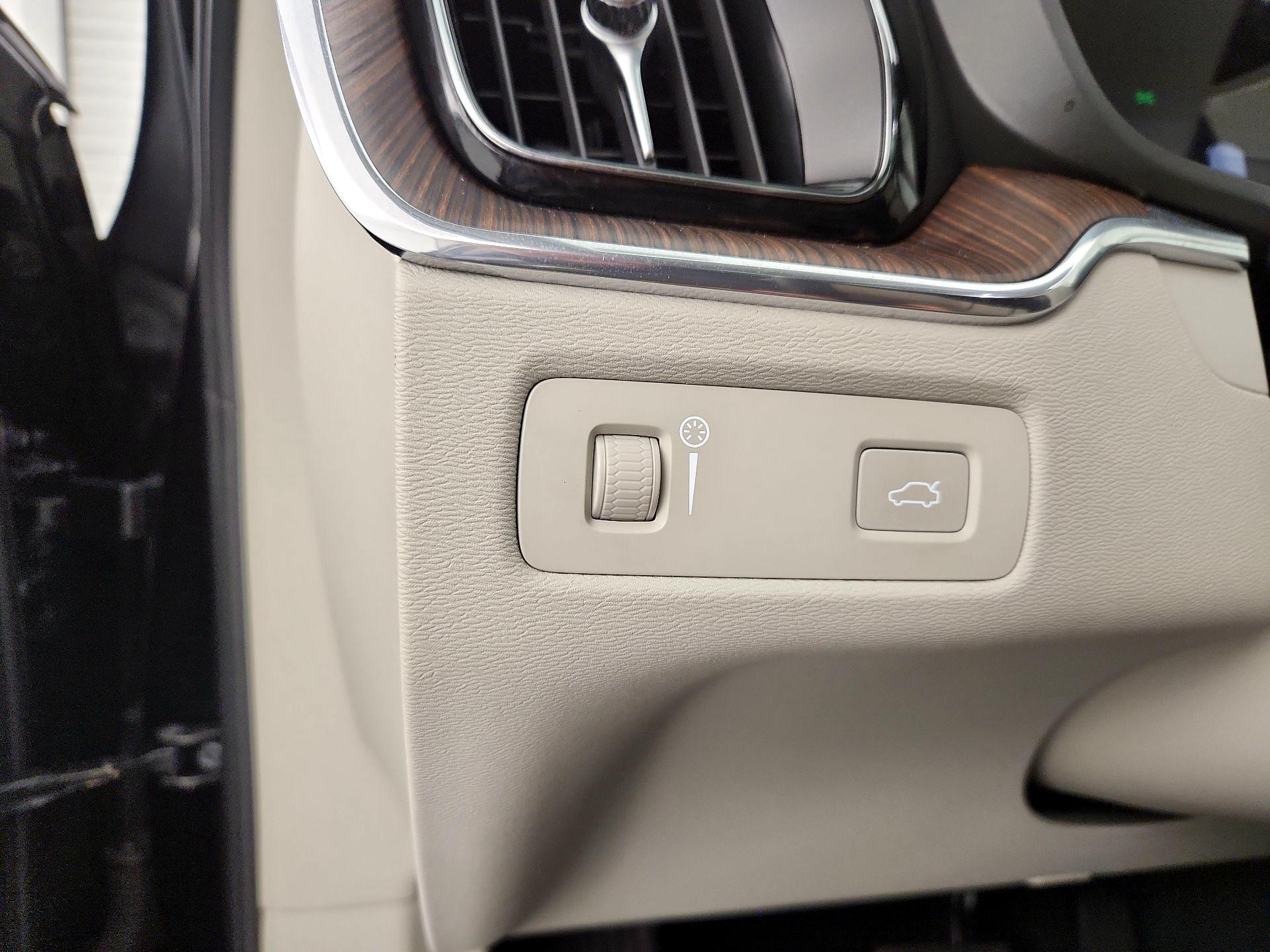 Thumbnail: 2022 Volvo XC60 - 13