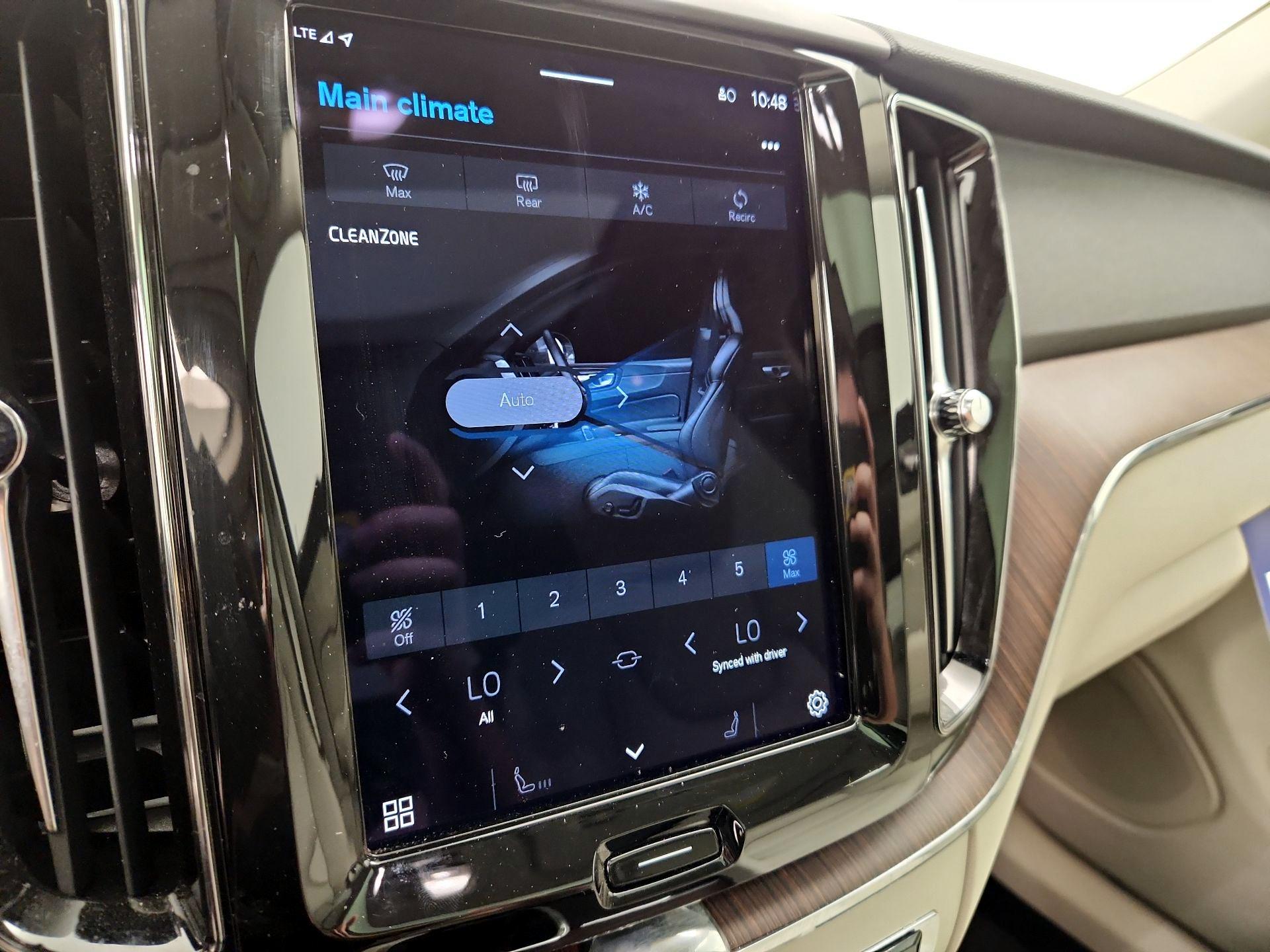 Thumbnail: 2022 Volvo XC60 - 17