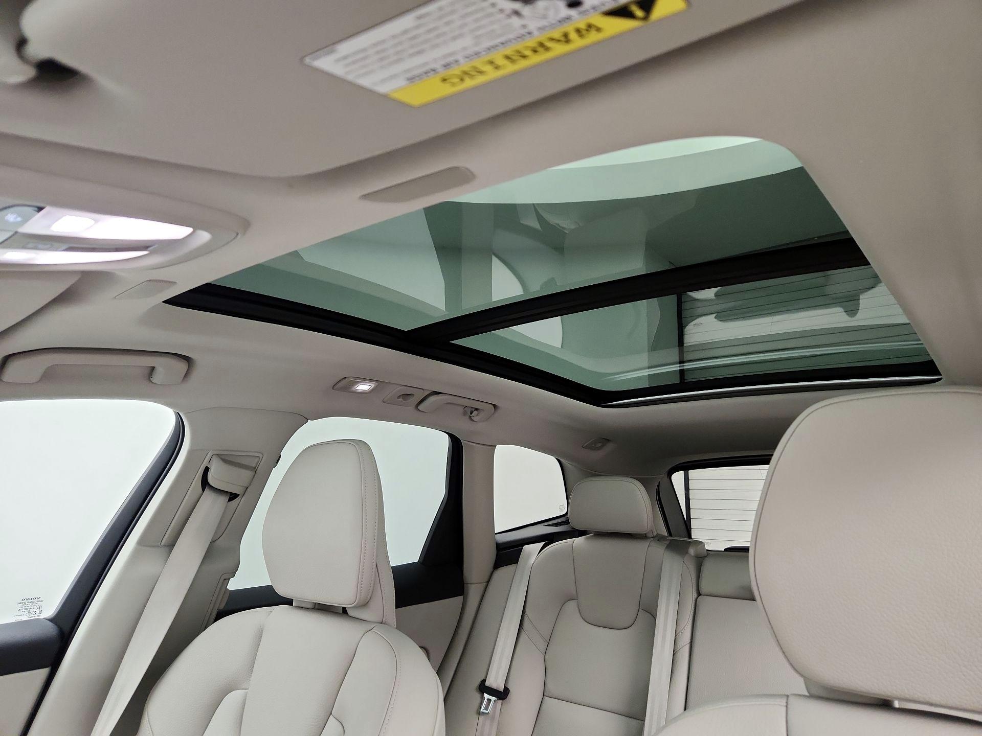 Thumbnail: 2022 Volvo XC60 - 20