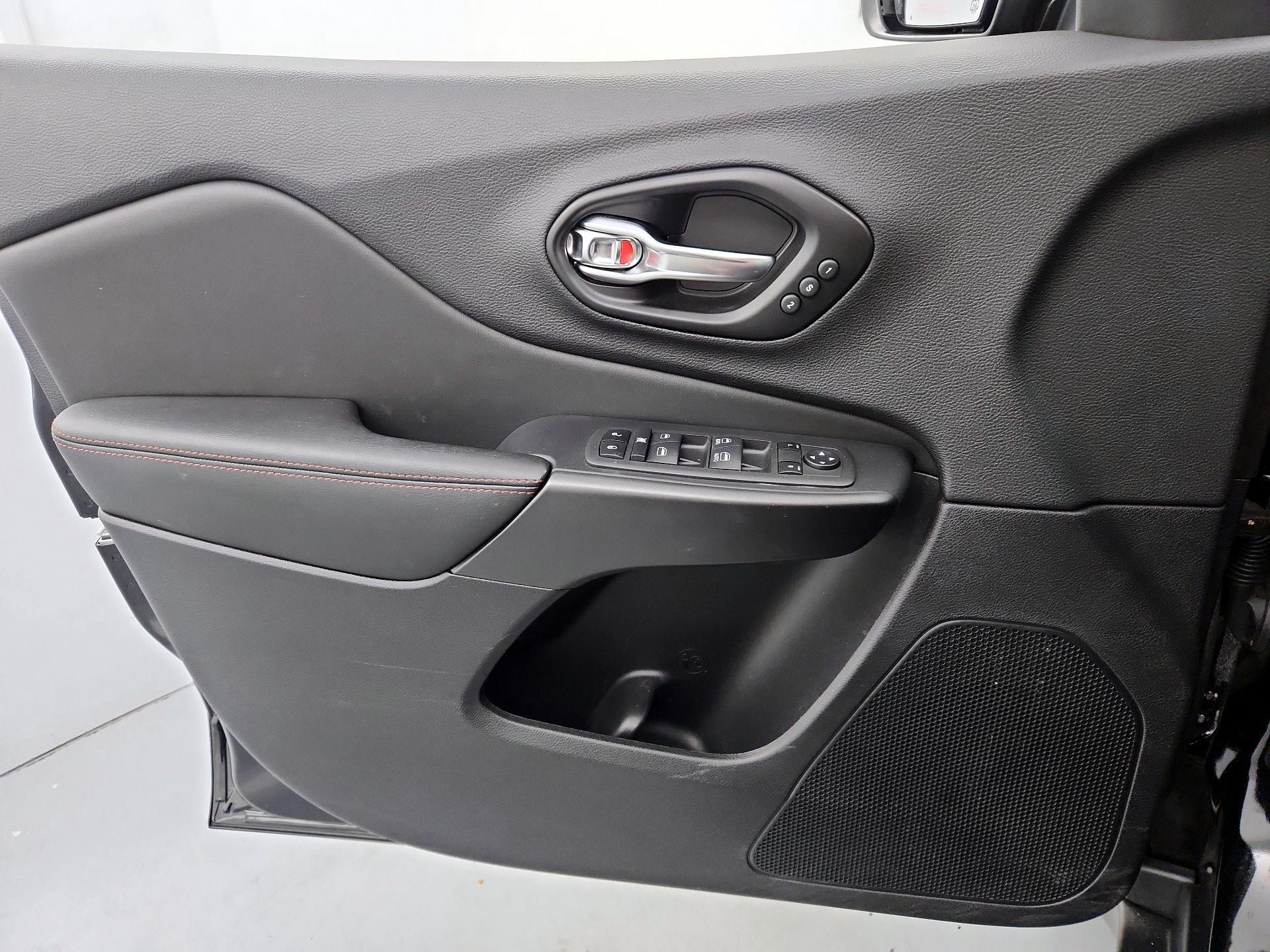 Thumbnail: 2022 Jeep Cherokee - 12