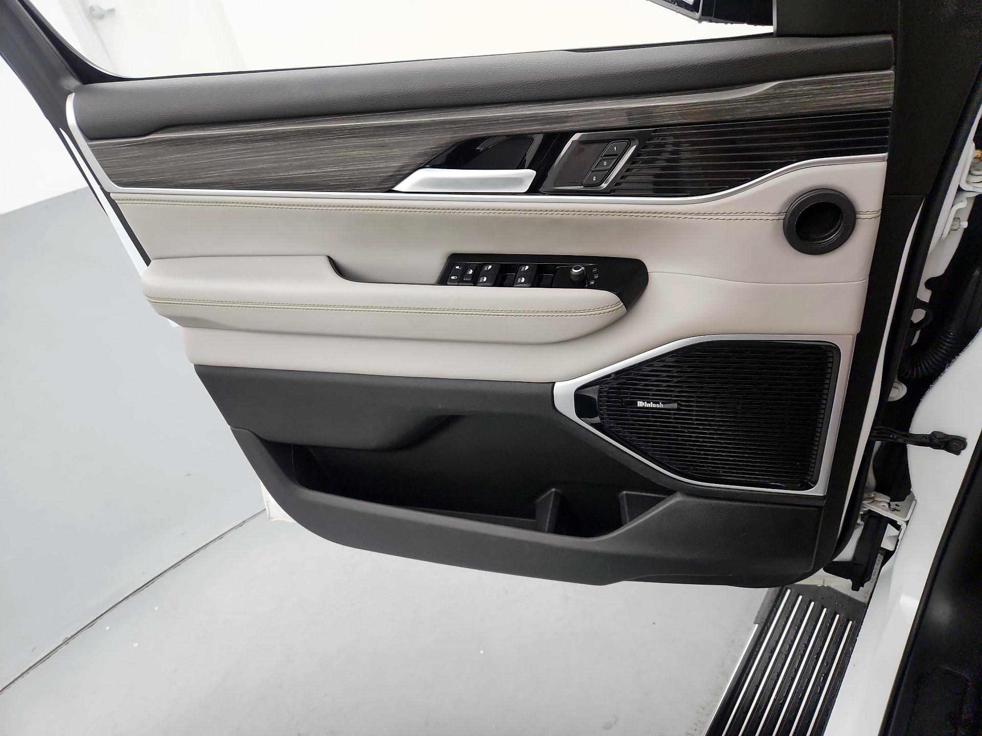 Thumbnail: 2022 Jeep Wagoneer - 12