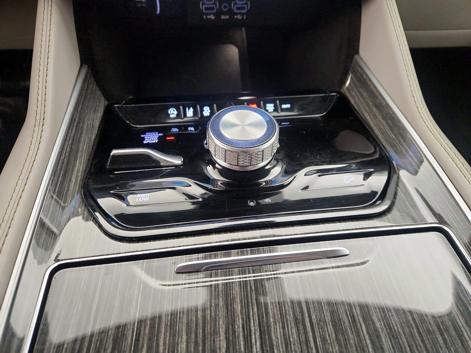 Thumbnail: 2022 Jeep Wagoneer - 17