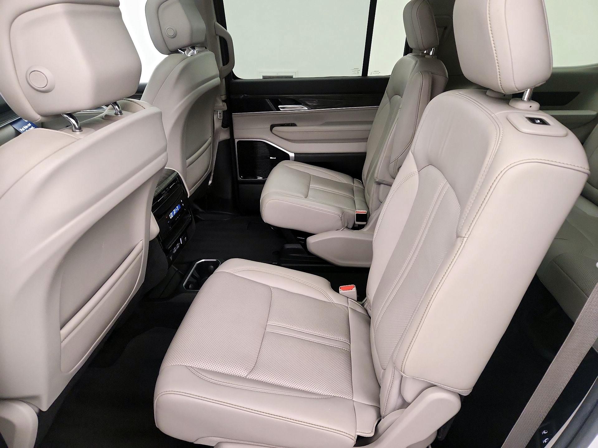 Thumbnail: 2022 Jeep Wagoneer - 19