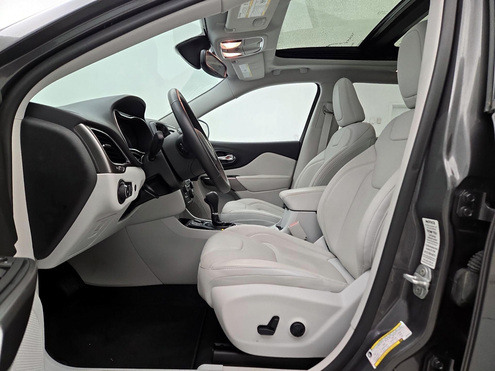 Thumbnail: 2019 Jeep Cherokee - 11