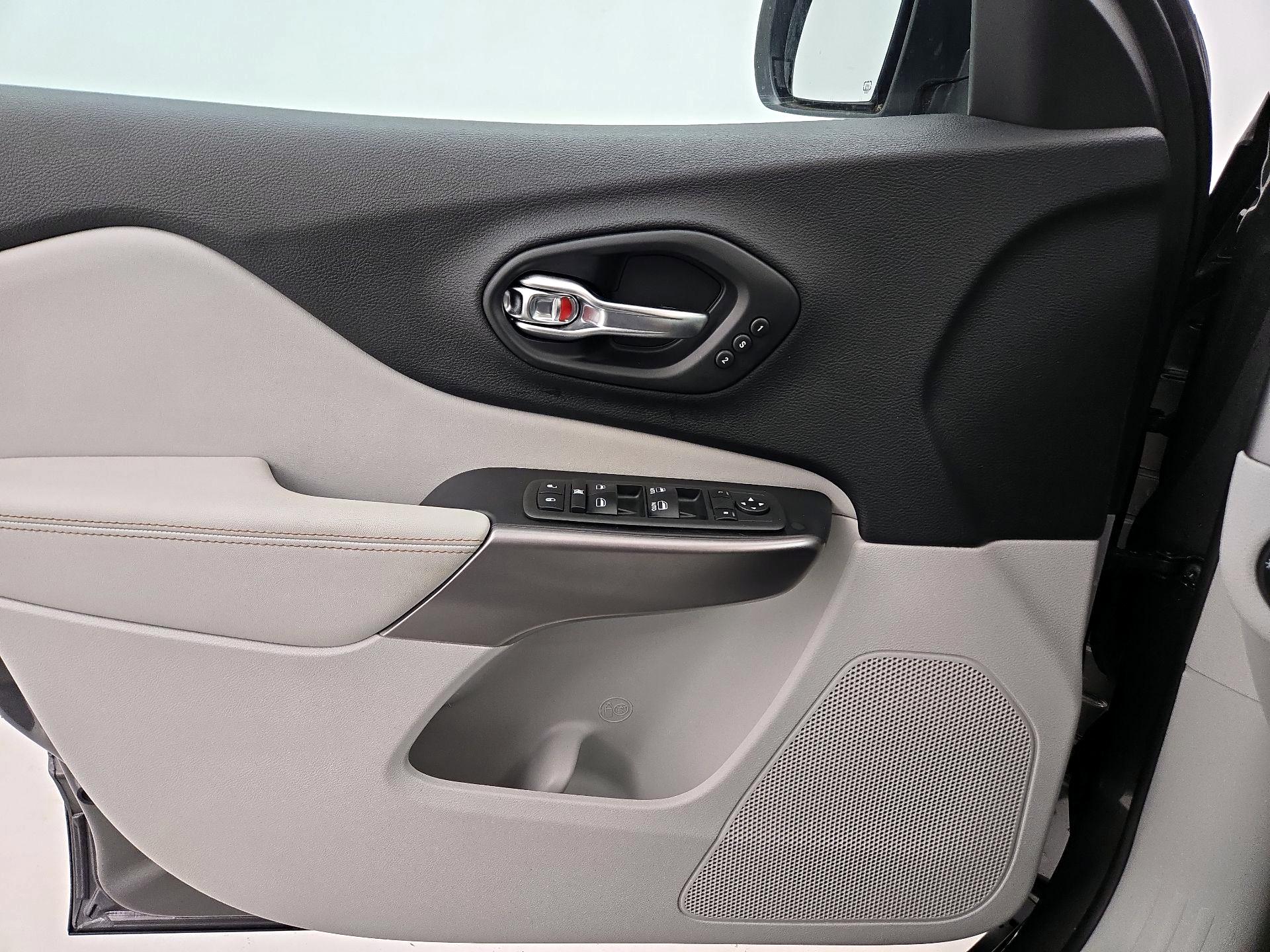 Thumbnail: 2019 Jeep Cherokee - 12