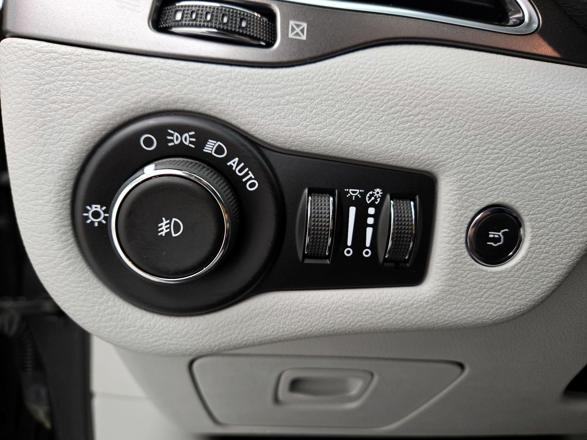 Thumbnail: 2019 Jeep Cherokee - 13