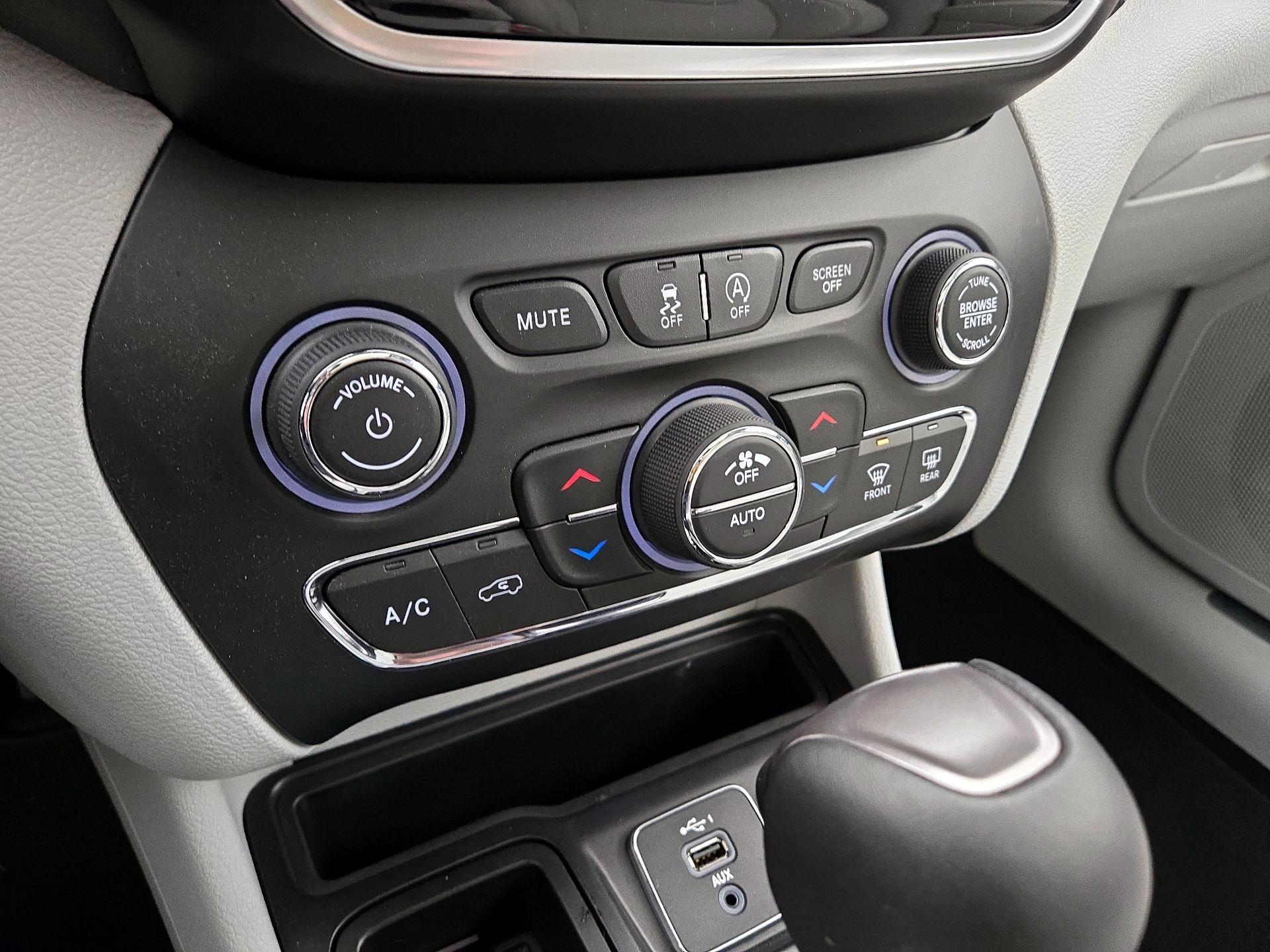 Thumbnail: 2019 Jeep Cherokee - 16