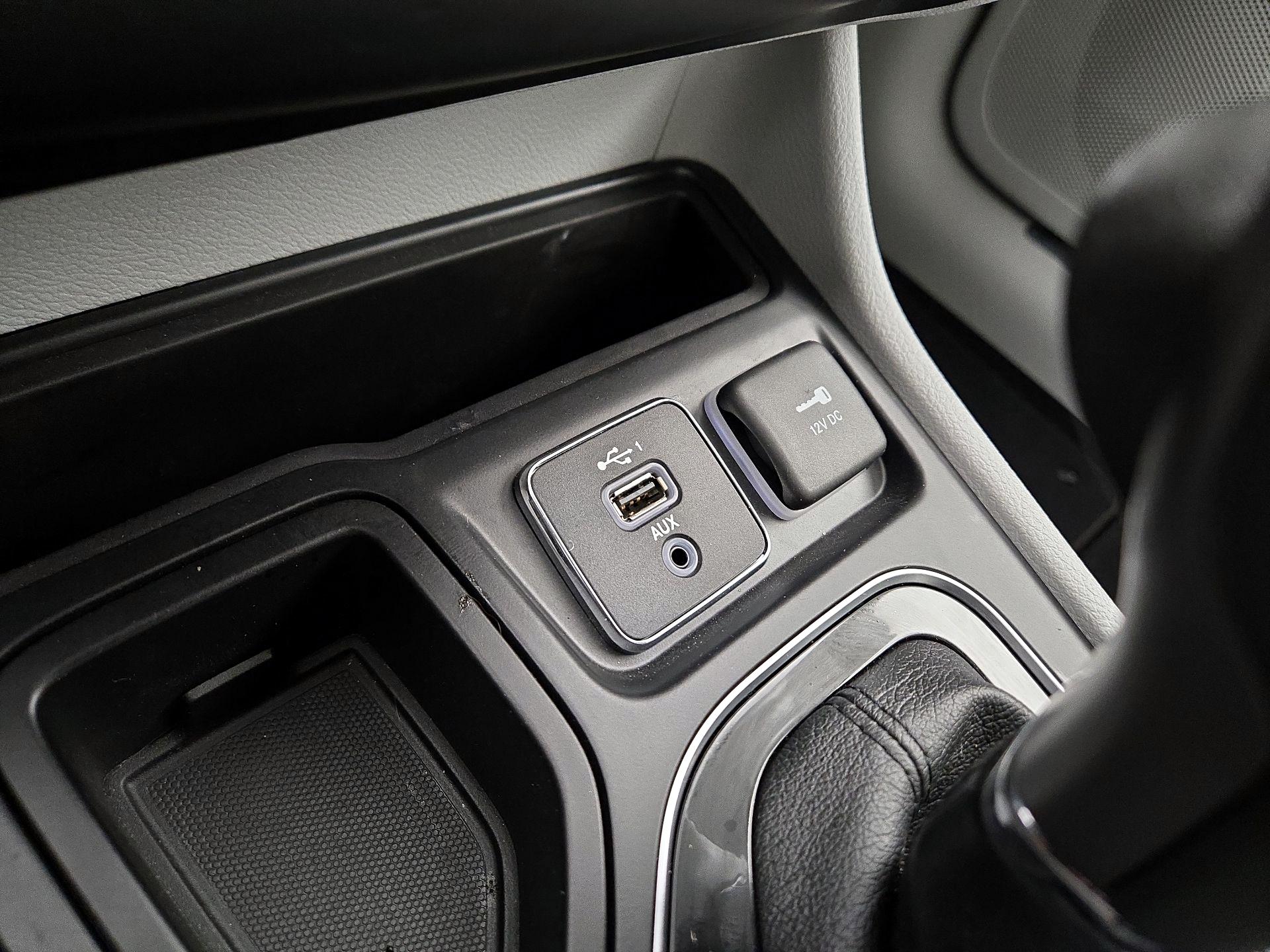 Thumbnail: 2019 Jeep Cherokee - 18