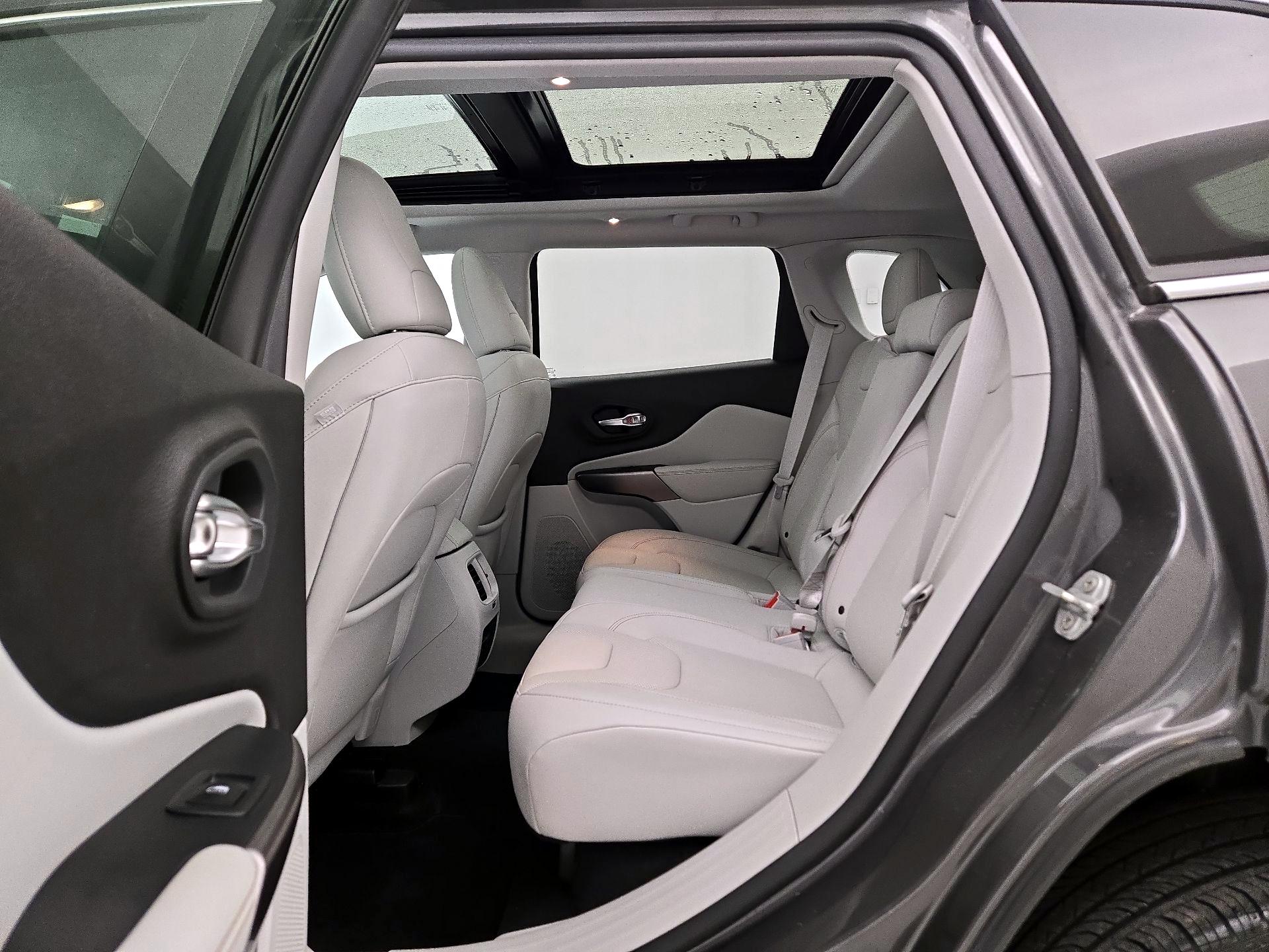 Thumbnail: 2019 Jeep Cherokee - 20