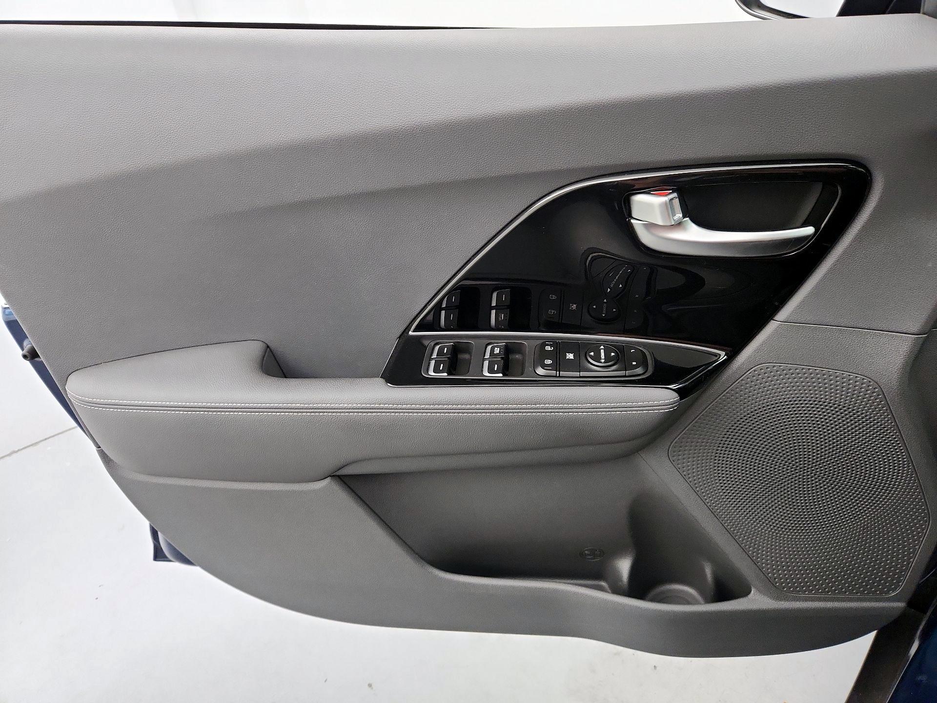 Thumbnail: 2020 Kia Niro - 12