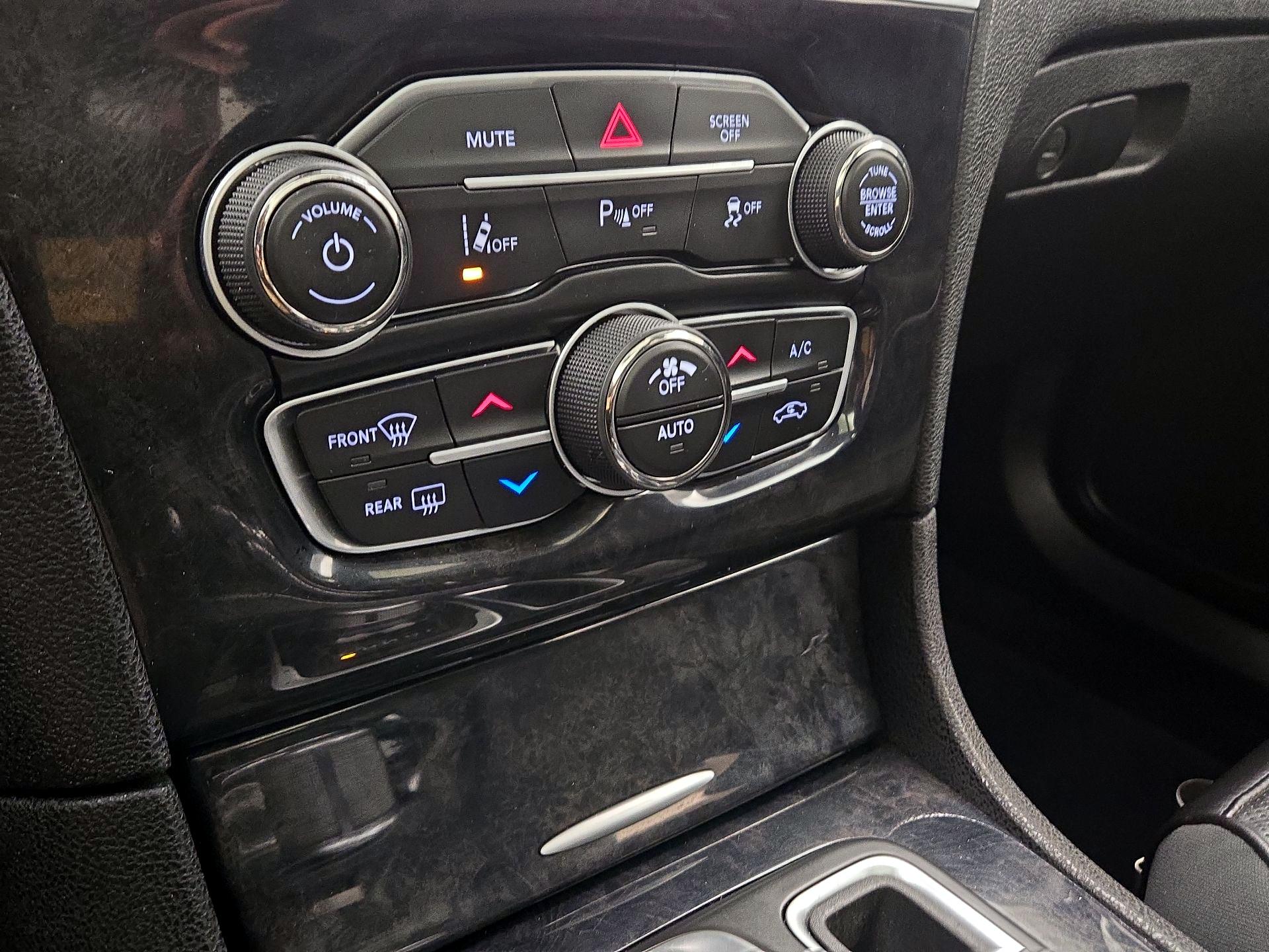 Thumbnail: 2019 Chrysler 300 - 17