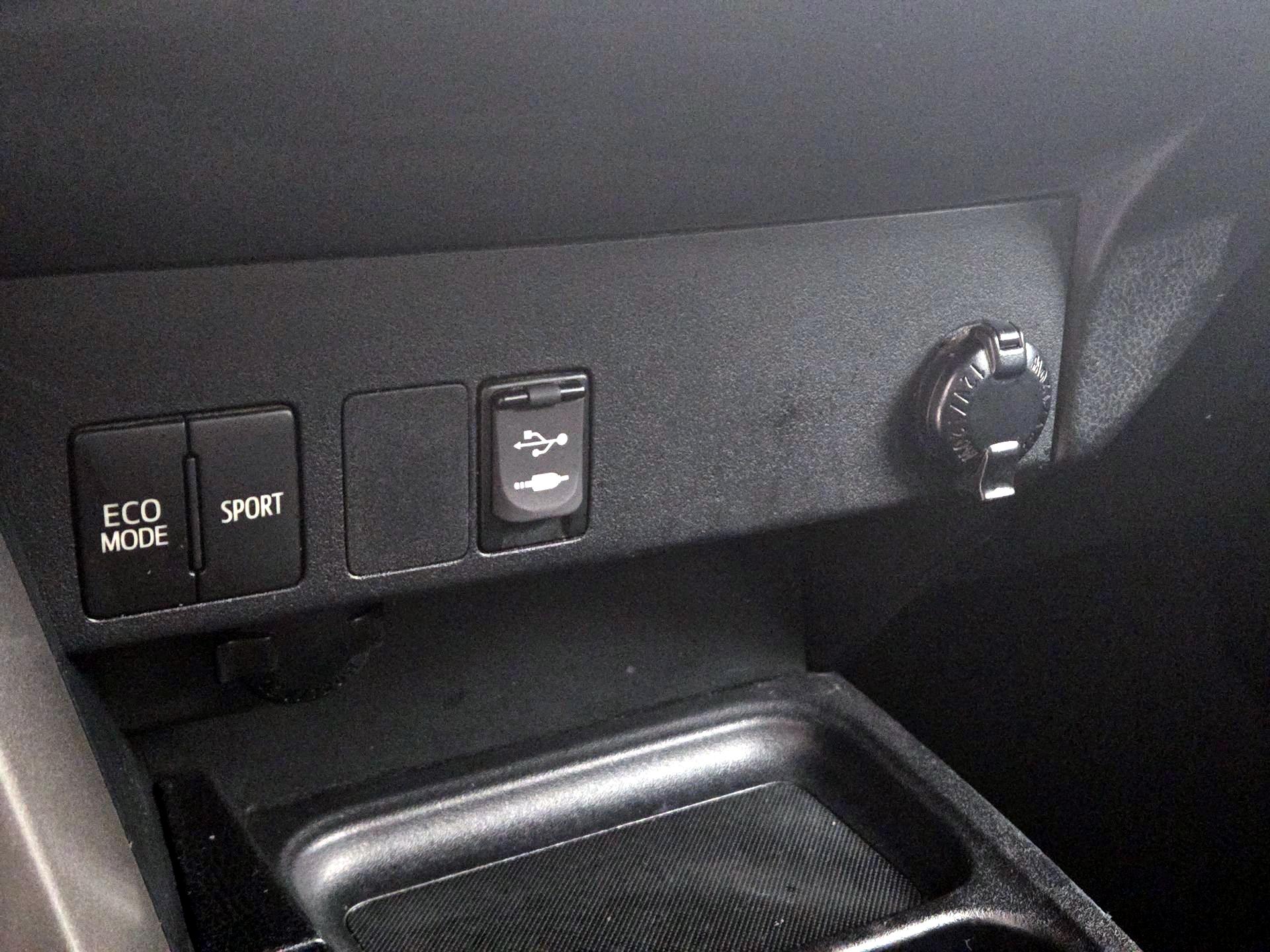 Thumbnail: 2018 Toyota RAV4 - 18