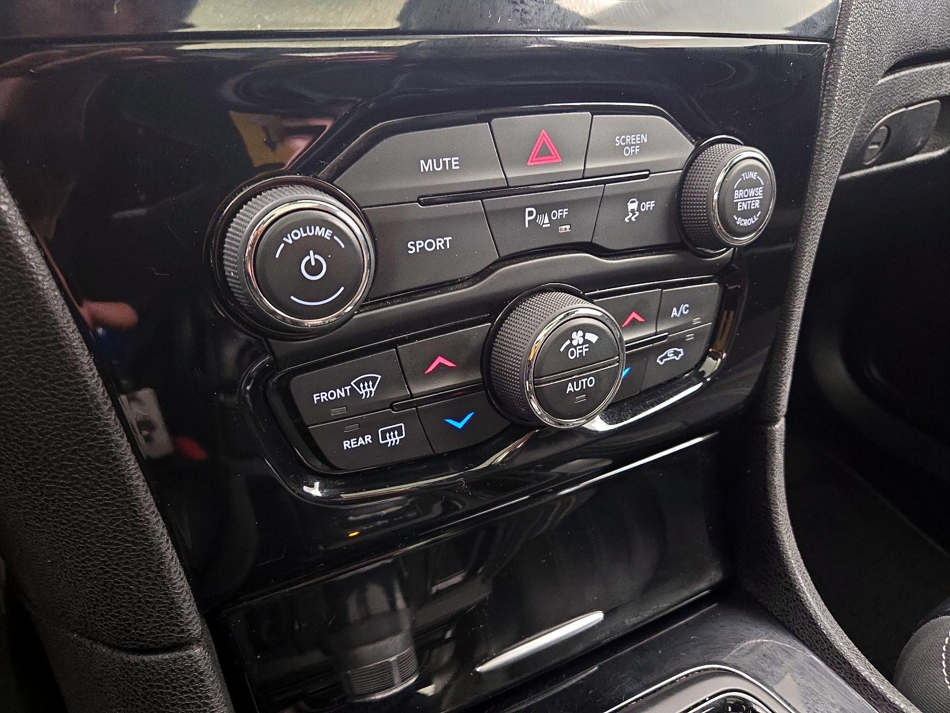 Thumbnail: 2018 Chrysler 300 - 17