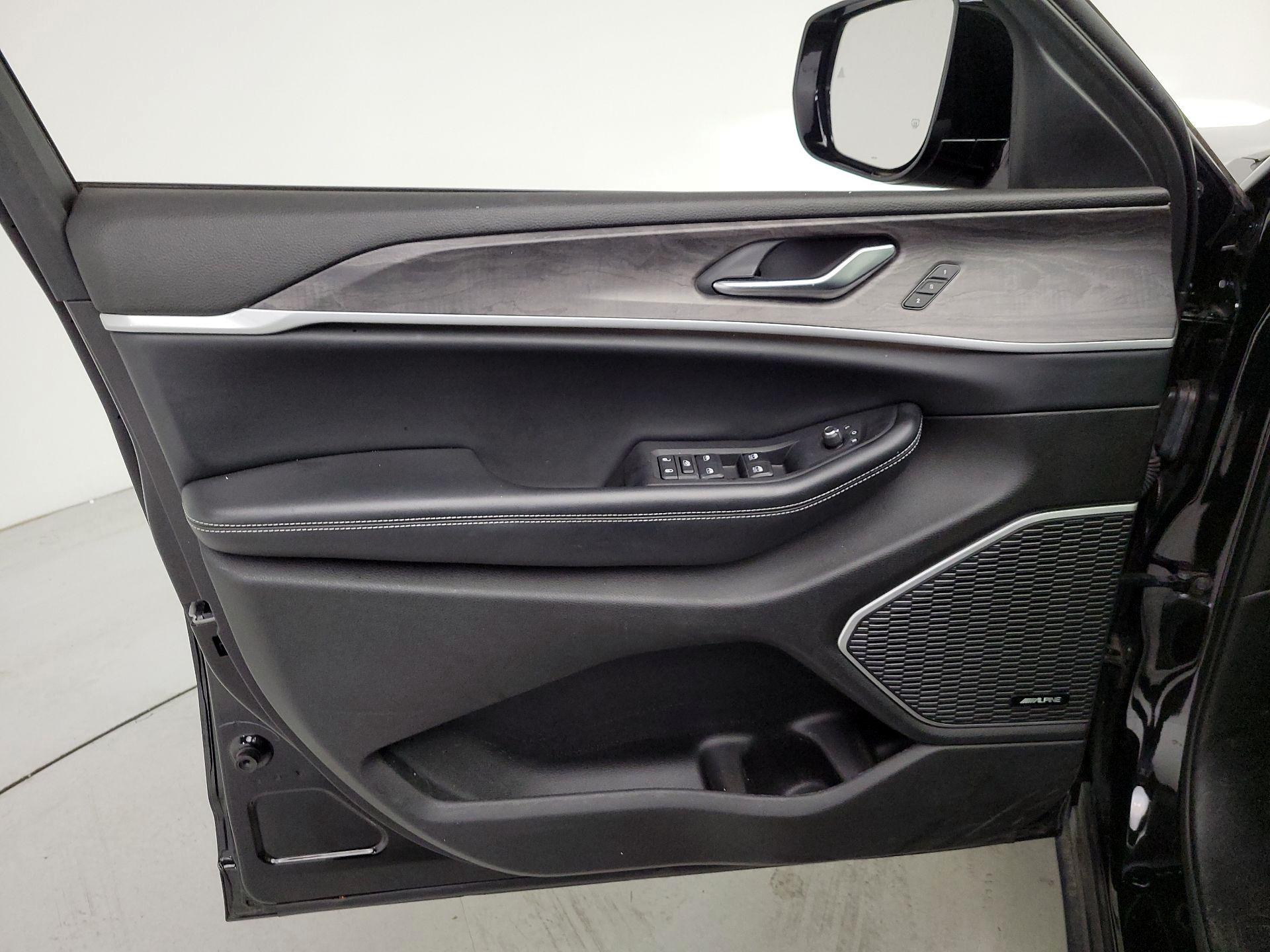 Thumbnail: 2022 Jeep Grand Cherokee - 12