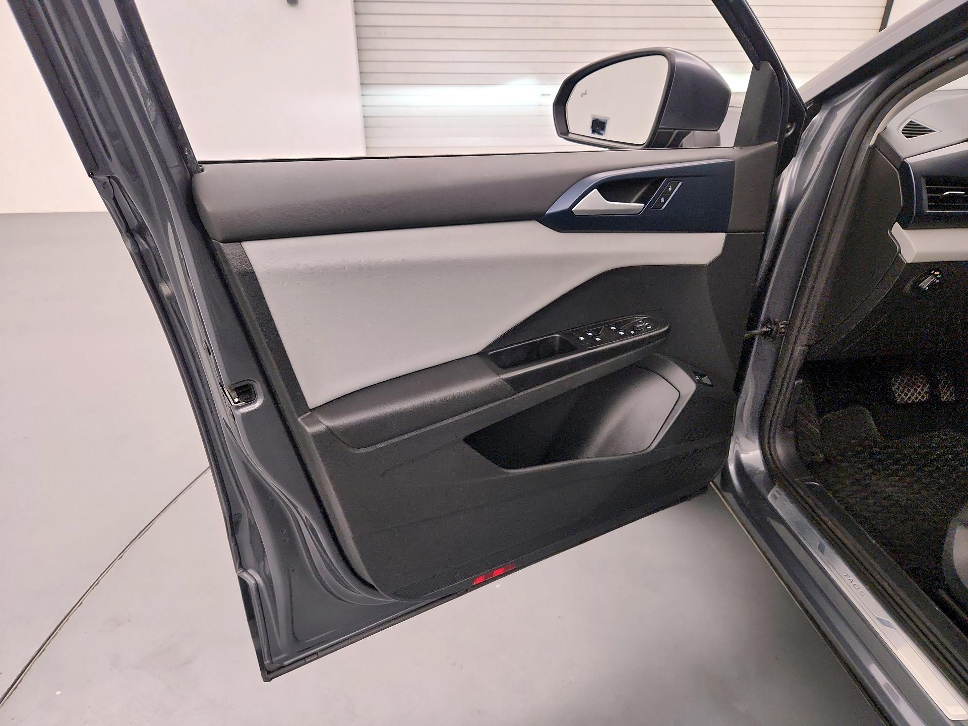 Thumbnail: 2022 Volkswagen Taos - 12