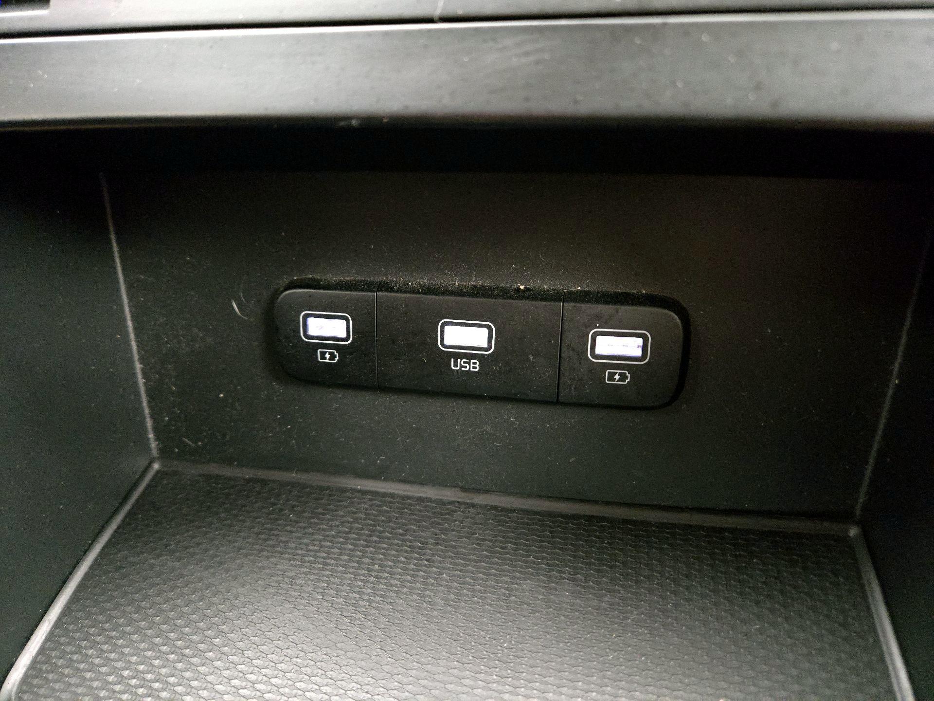 Thumbnail: 2022 Kia Carnival - 18