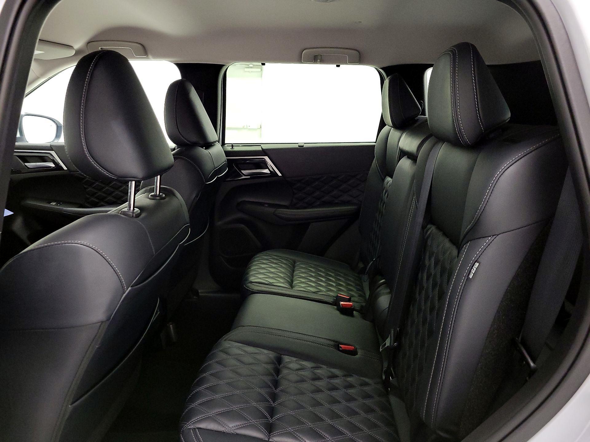 Thumbnail: 2024 Mitsubishi Outlander - 20