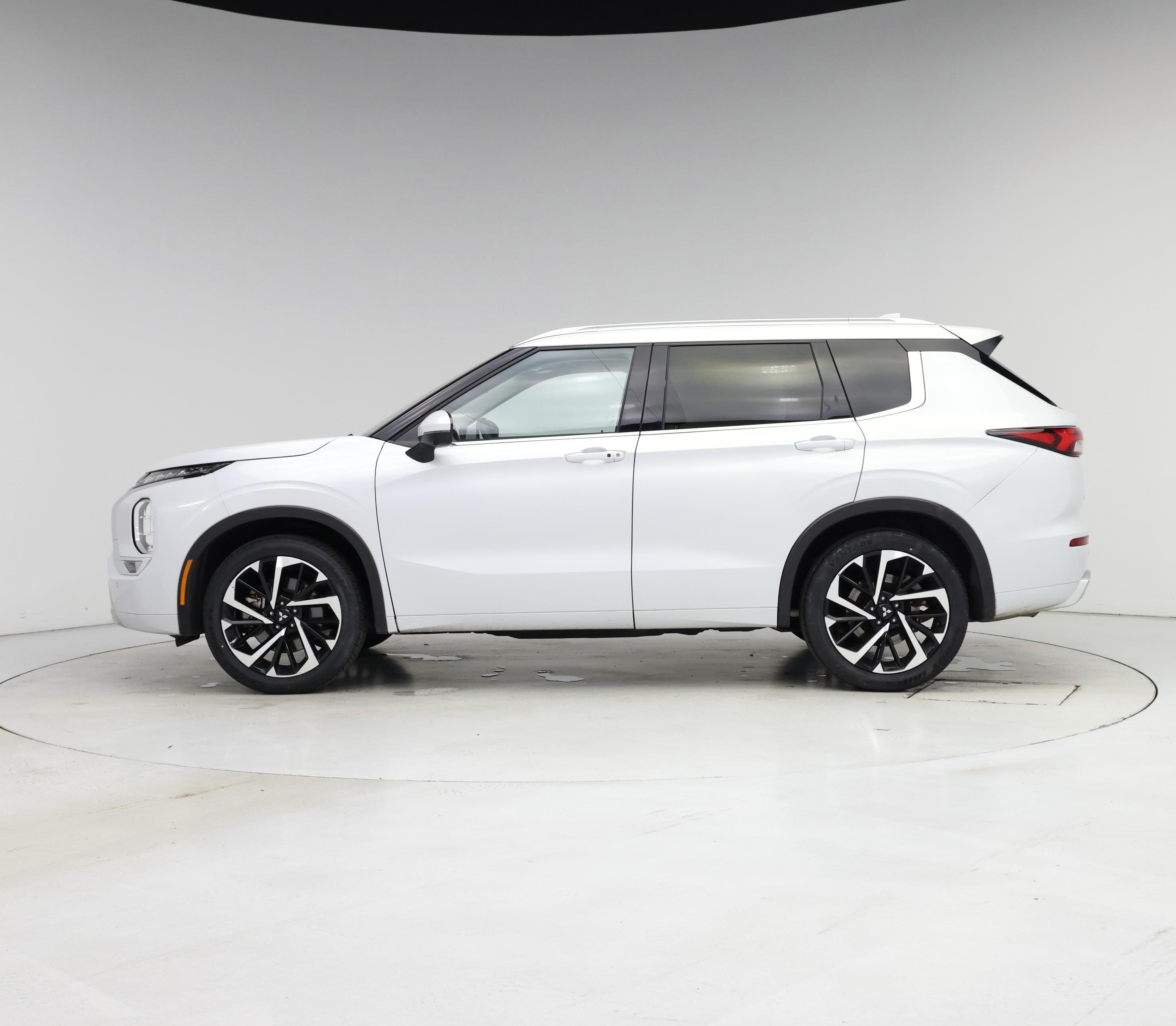 Thumbnail: 2024 Mitsubishi Outlander - 3