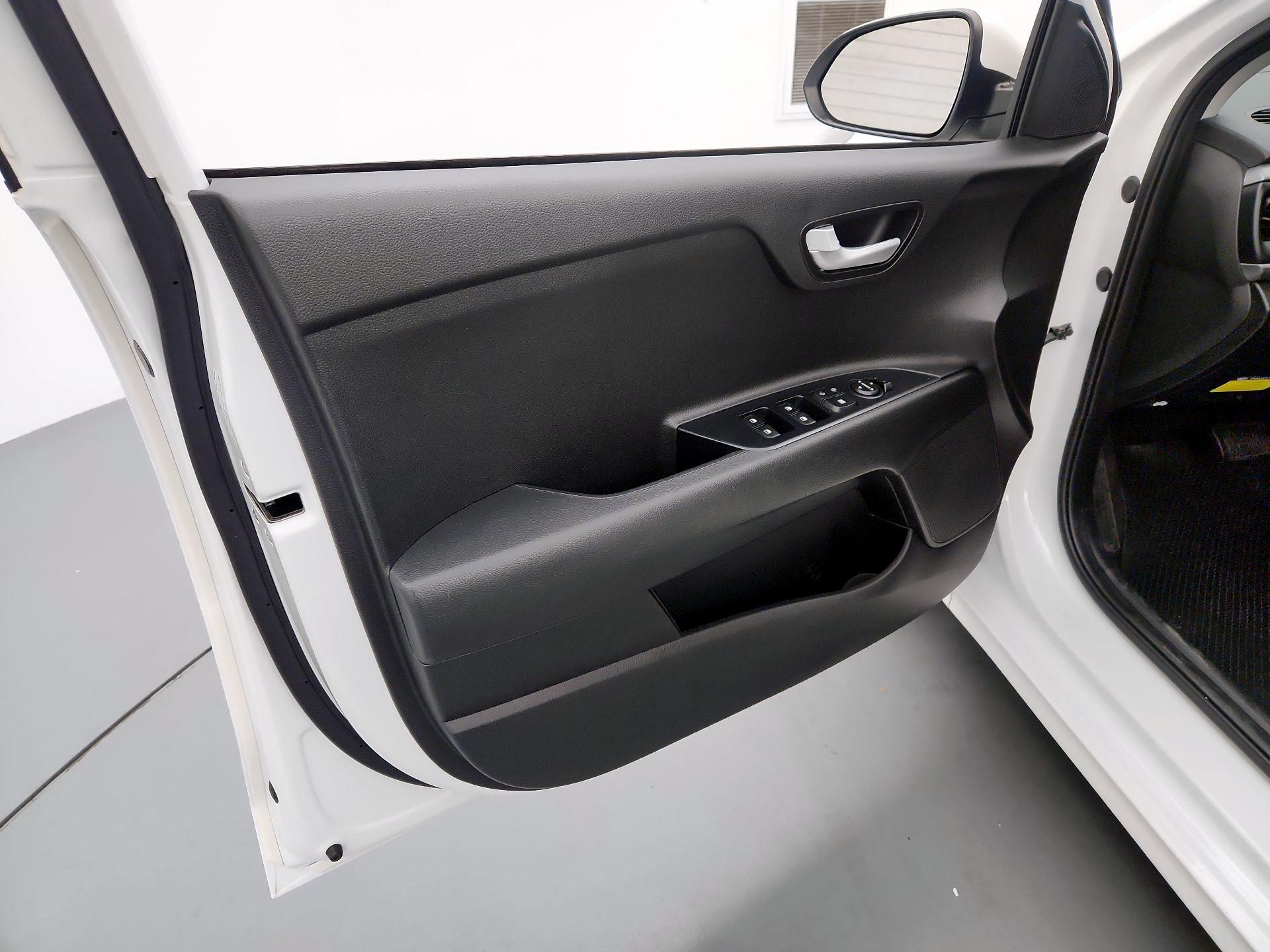 Thumbnail: 2020 Kia Rio - 10