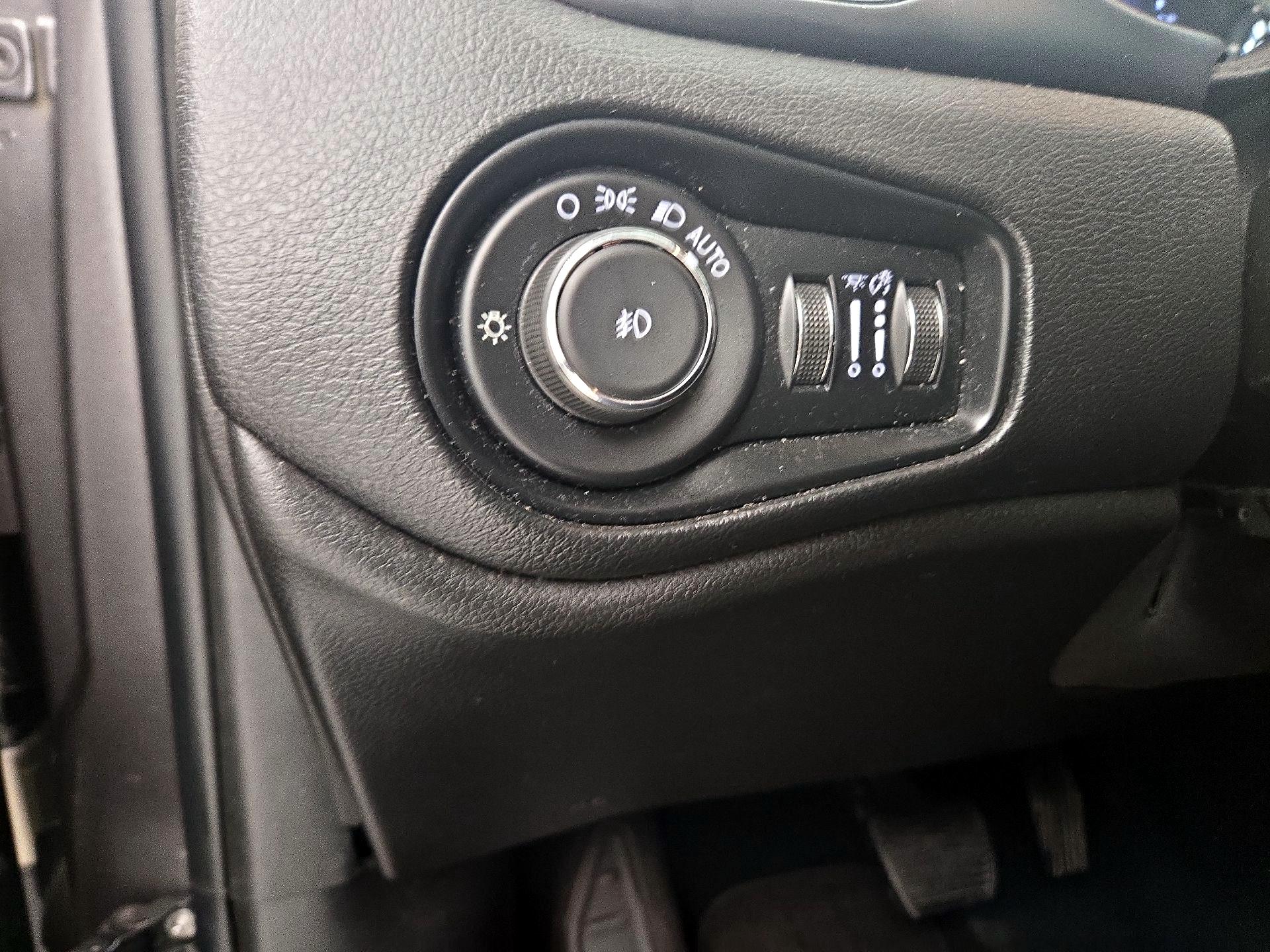 Thumbnail: 2018 Jeep Renegade - 13