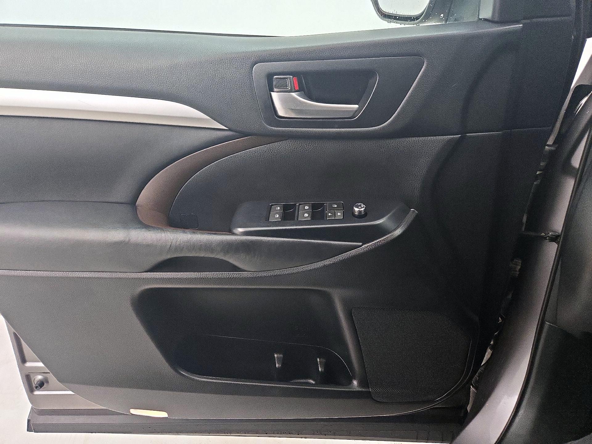 Thumbnail: 2018 Toyota Highlander - 12